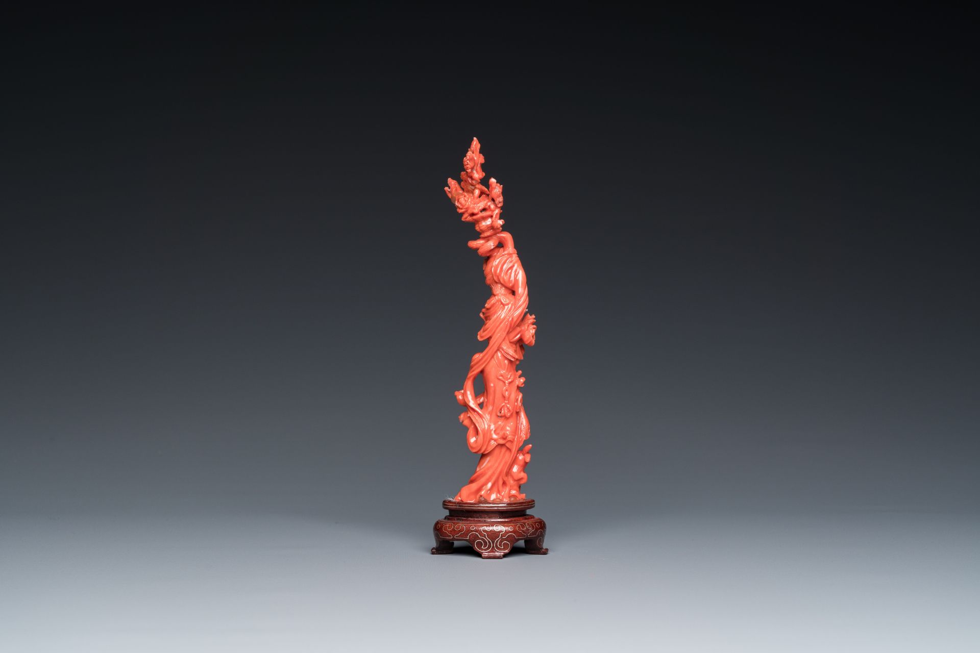 A Chinese red coral figure of a standing lady with a flower basket, 19/20th C. - Image 3 of 17