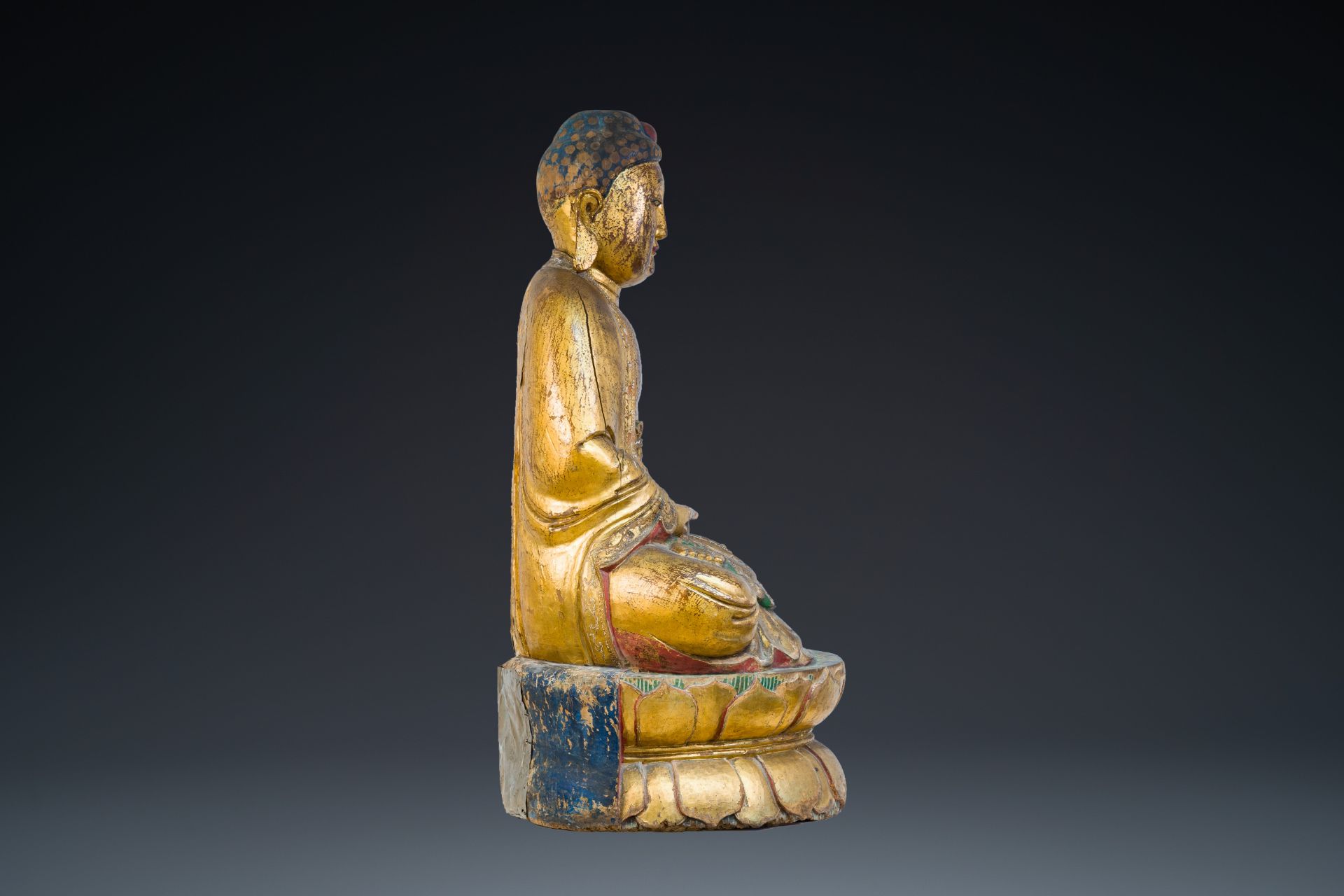 A large Chinese or Vietnamese gilded and polychromed wooden Buddha, 19th C. - Bild 2 aus 9