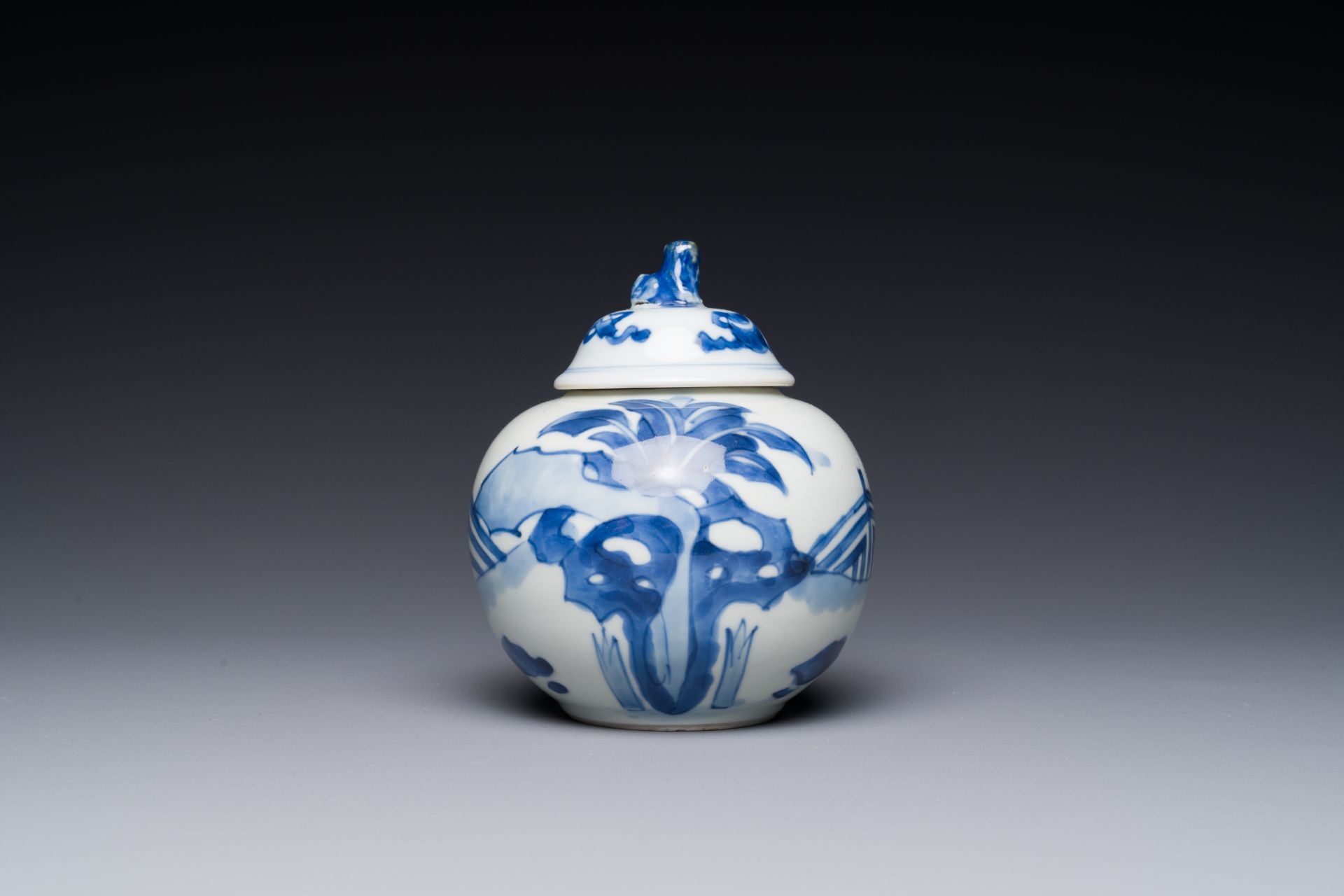 A Chinese blue and white 'Long Eliza' tea caddy and cover, conical shell mark, Kangxi - Image 4 of 5