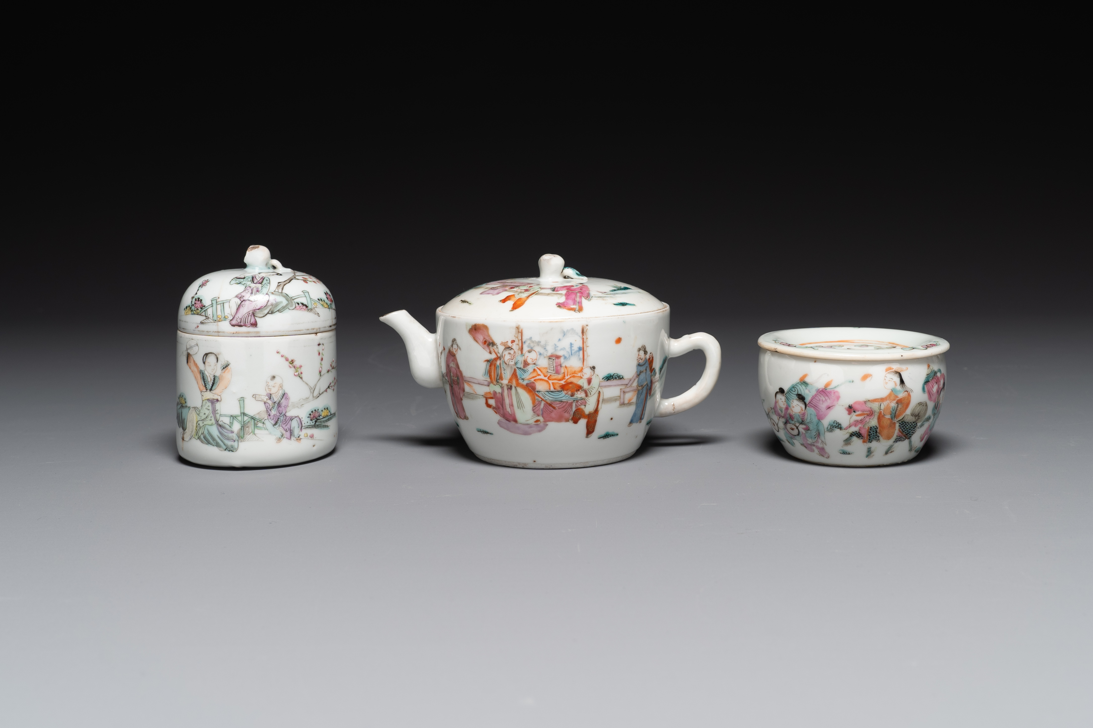 A varied collection of Chinese famille rose and qianjiang cai porcelain, 19/20th C. - Image 5 of 10