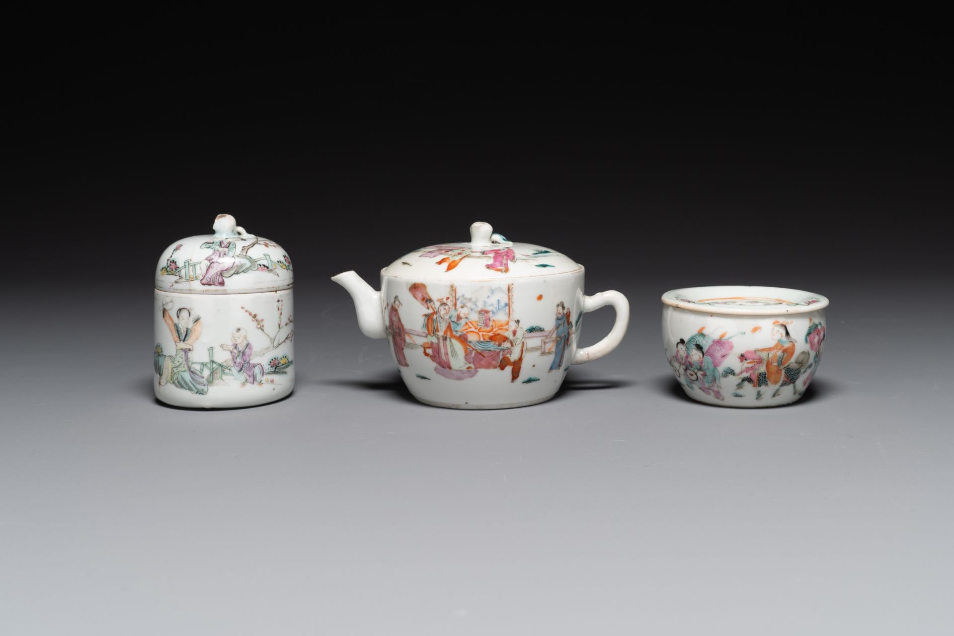 A varied collection of Chinese famille rose and qianjiang cai porcelain, 19/20th C. - Bild 5 aus 10