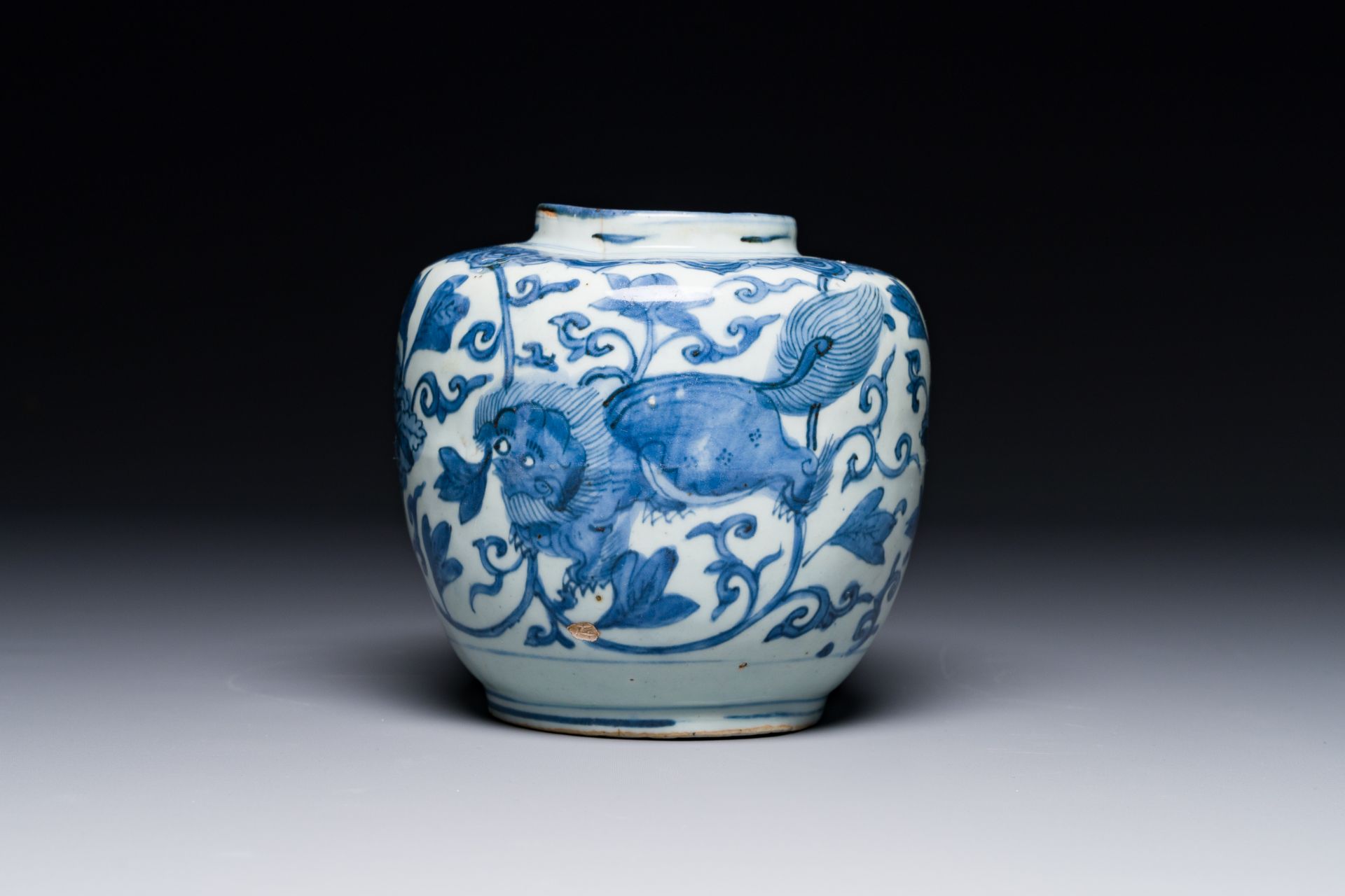 A Chinese blue and white 'Buddhist lion and lotus scroll' jar, Wanli - Bild 3 aus 6