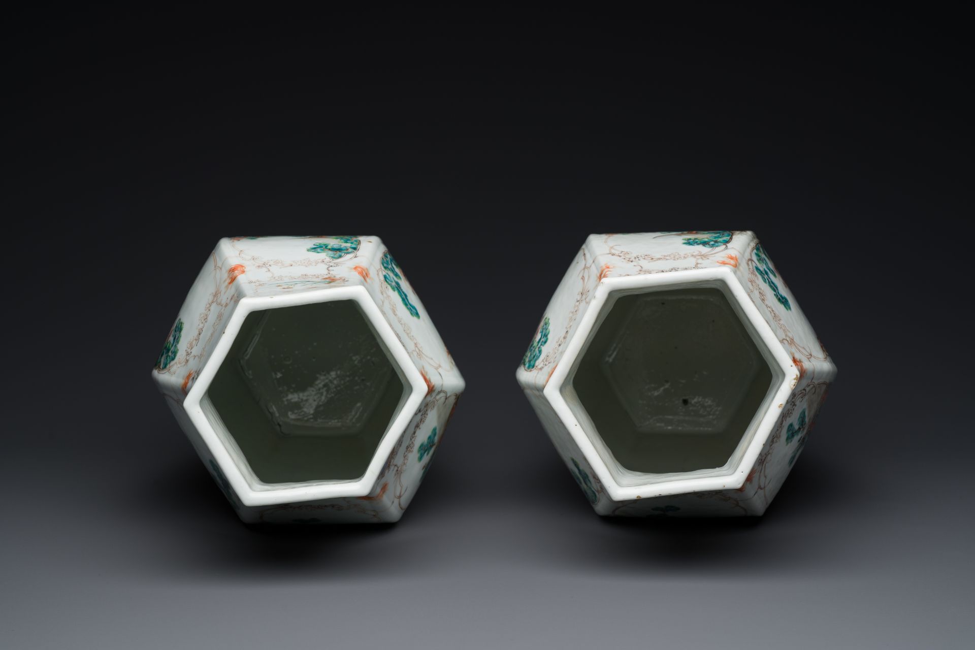 A pair of Chinese hexagonal Canton famille rose 'mandarin subject' vases, Qianlong - Bild 5 aus 6