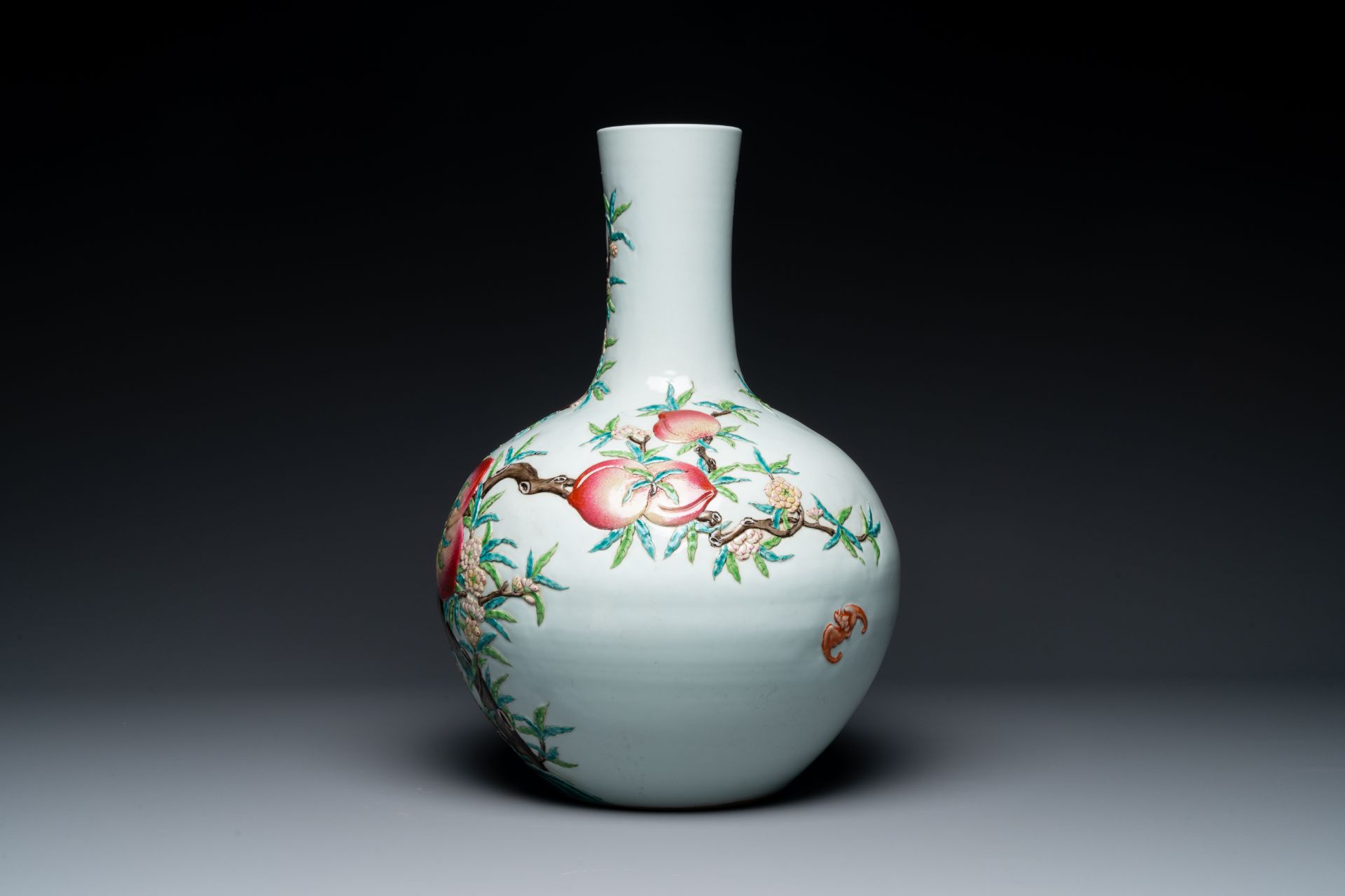 A Chinese famille rose relief-molded 'tianqiuping' vase with nine peaches, Qianlong mark, 19/20th C. - Bild 2 aus 6