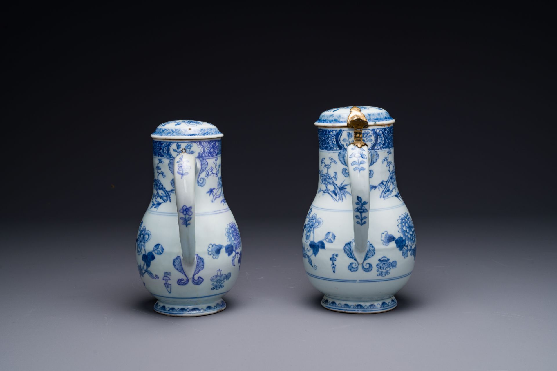 Two Chinese blue-white jugs and cover with floral decor, Yongzheng/Qianlong - Bild 2 aus 6