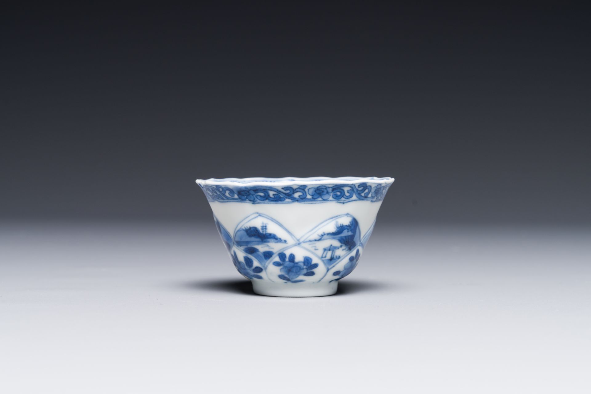 Four Chinese blue and white saucers and an 'erotic' cup, Kangxi - Bild 5 aus 7
