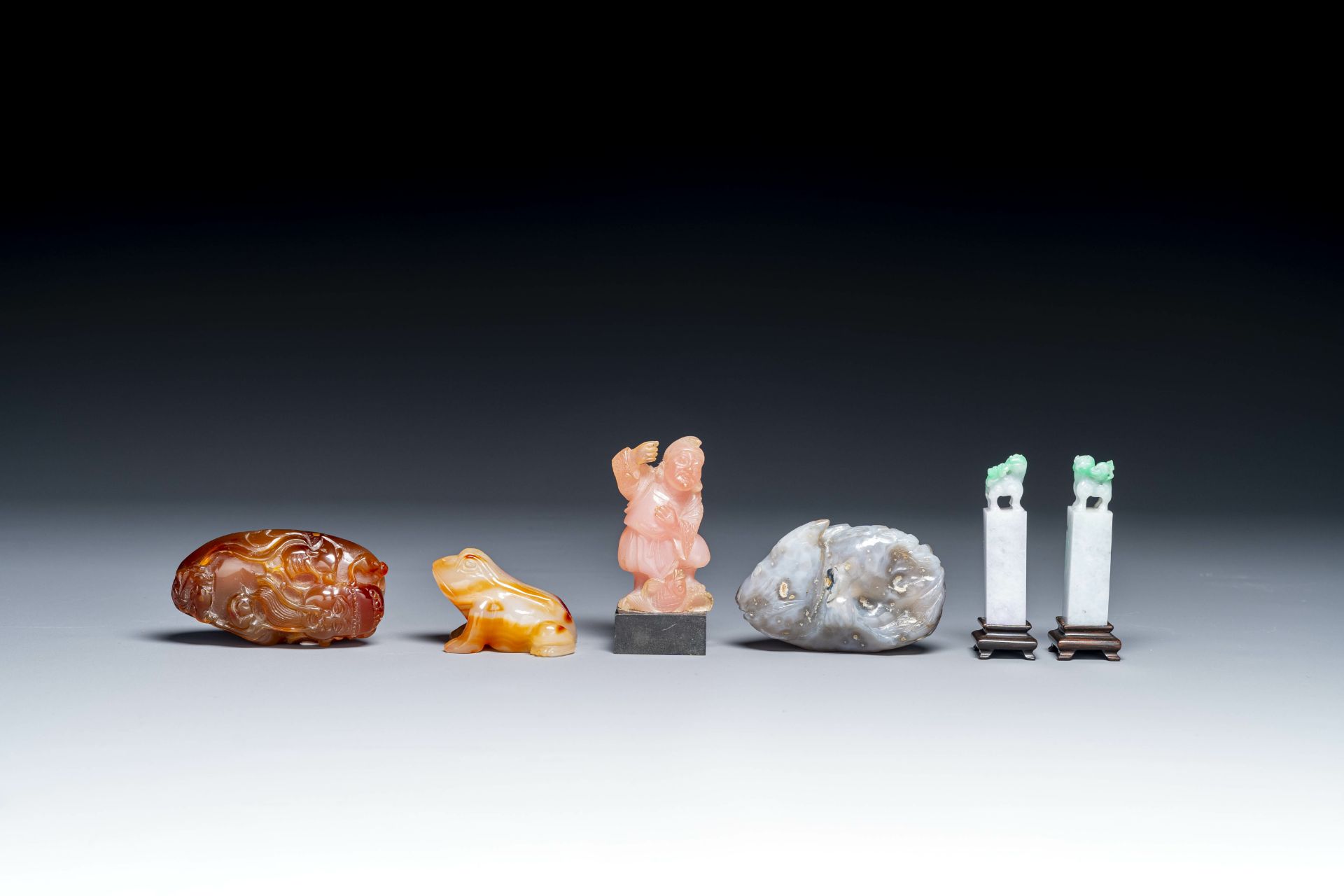 A group of Chinese carvings in lapis lazuli, pink quartz and other precious stones, with several sta - Bild 5 aus 8