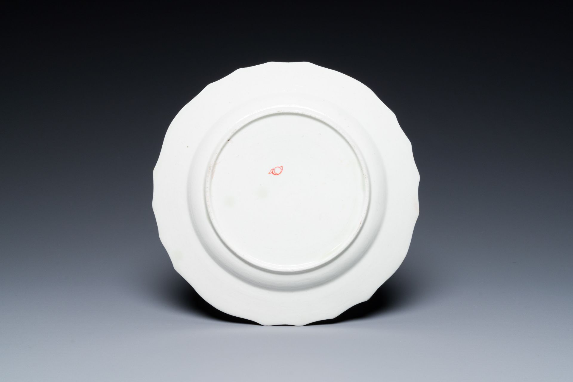 A porcelain Kakiemon-style plate, France, Chantilly, 18th C. - Bild 4 aus 4