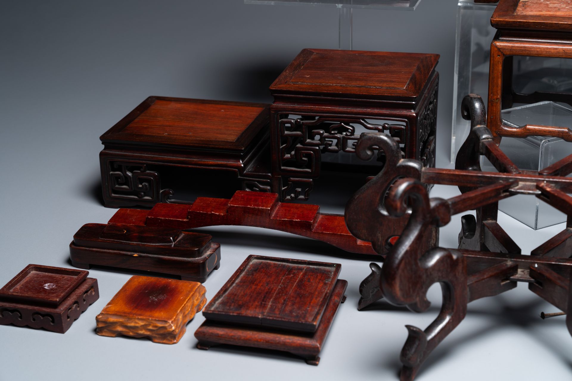 A collection of 26 varied Chinese wooden stands, 2 with marble tops, 19/20th C. - Bild 4 aus 6