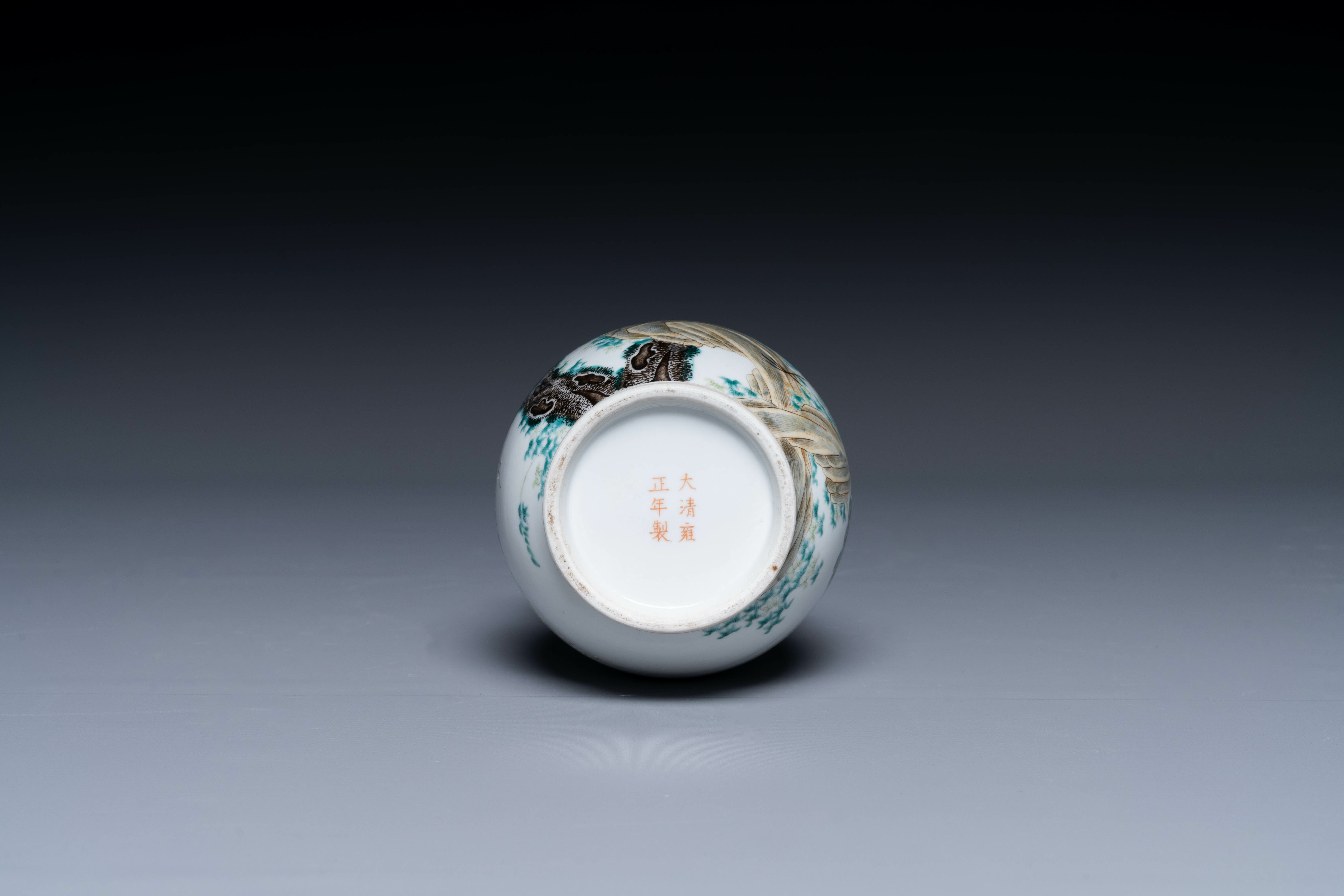 A Chinese famille rose 'hu' vase with peacocks, Yongzheng mark, 19th C. - Image 6 of 6