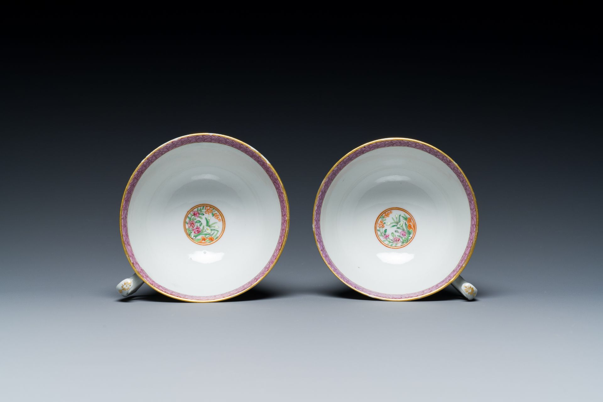 A pair of Chinese Canton famille rose cups and saucers, 19th C. - Bild 9 aus 9