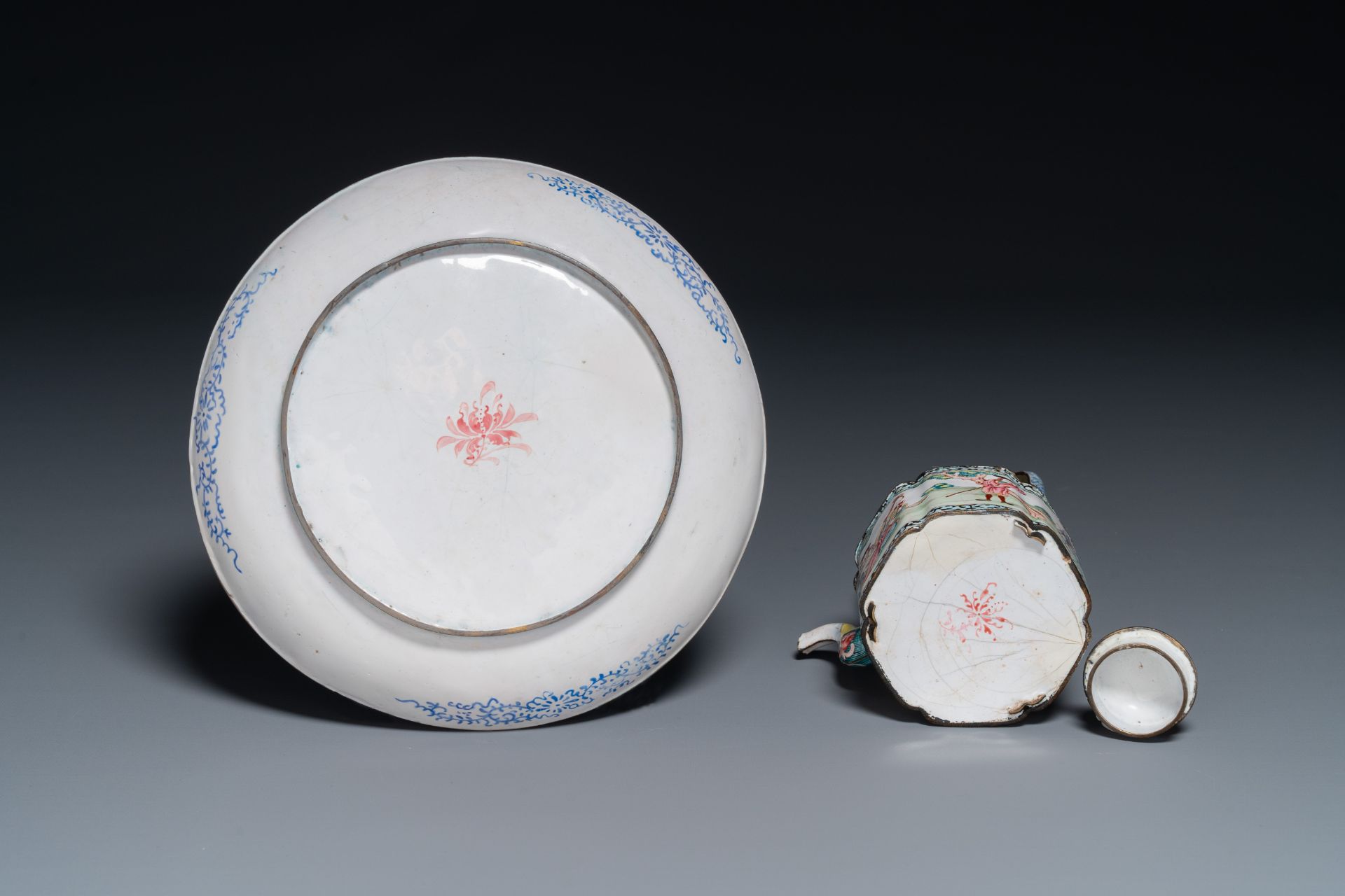 A Chinese Canton enamel 'European scene' plate and a teapot, Qianlong - Bild 4 aus 4