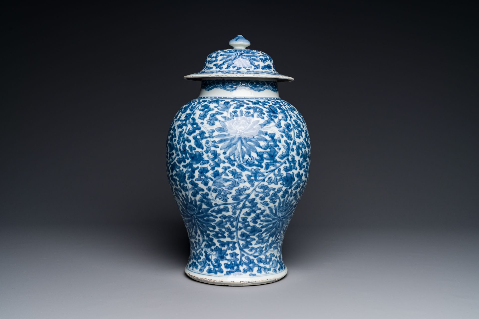 A Chinese blue and white 'lotus scroll' vase and cover, Kangxi - Bild 3 aus 4