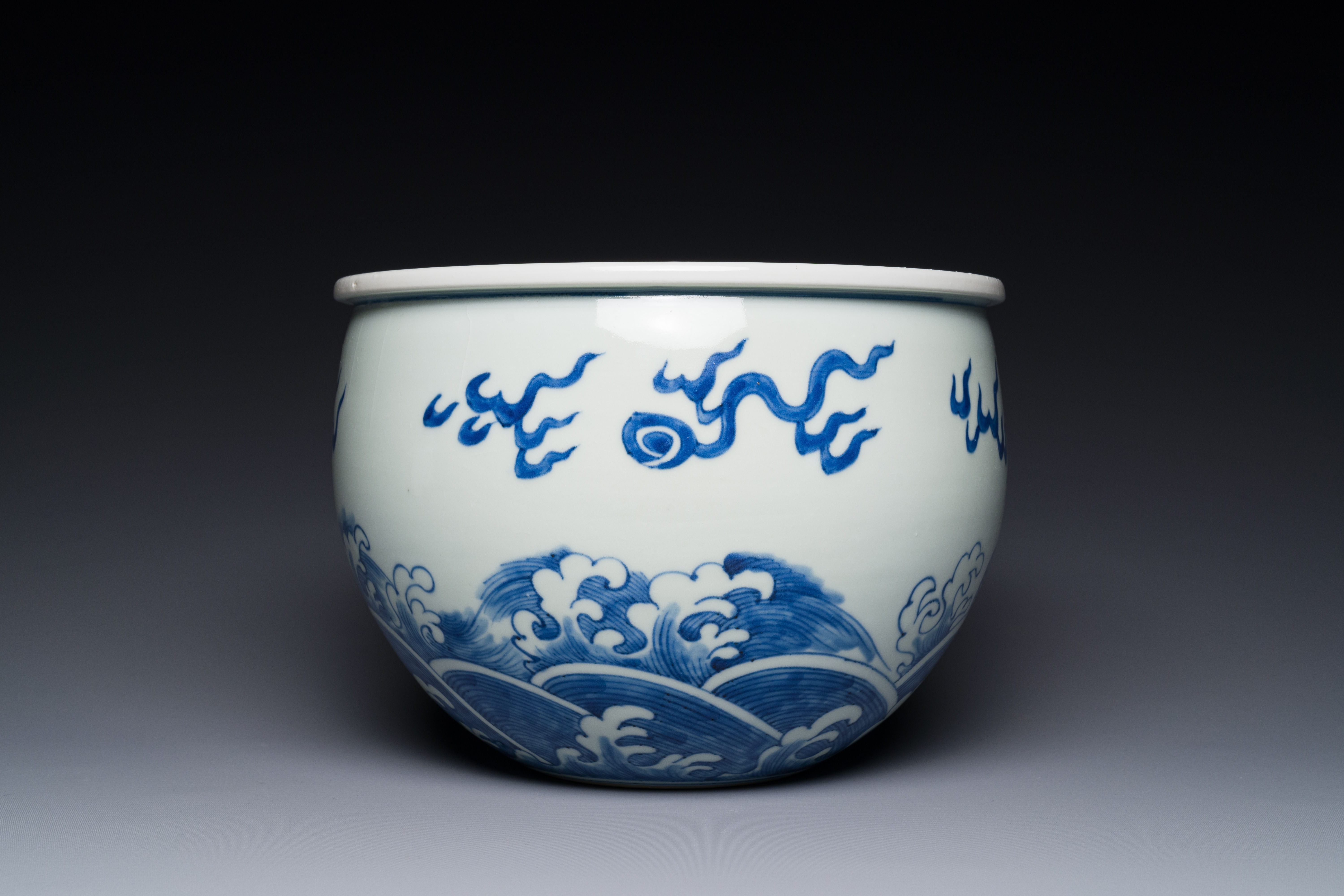 A Chinese blue and white 'dragons and carps' jardiniere, 19th C. - Image 3 of 4