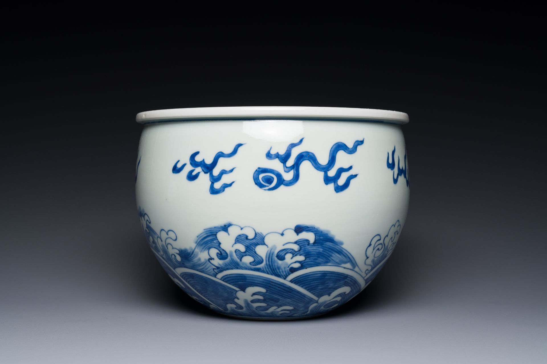 A Chinese blue and white 'dragons and carps' jardiniere, 19th C. - Bild 3 aus 4