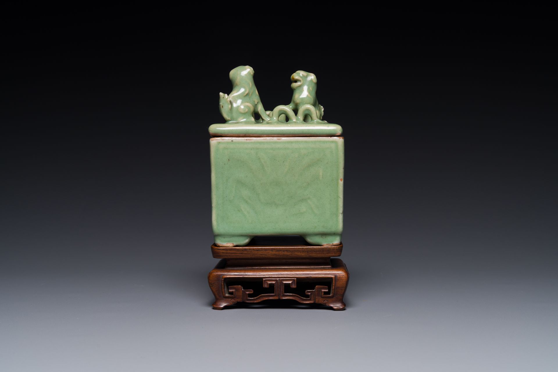 A Chinese Longquan celadon rectangular censer and cover on wooden stand, Ming - Bild 3 aus 5