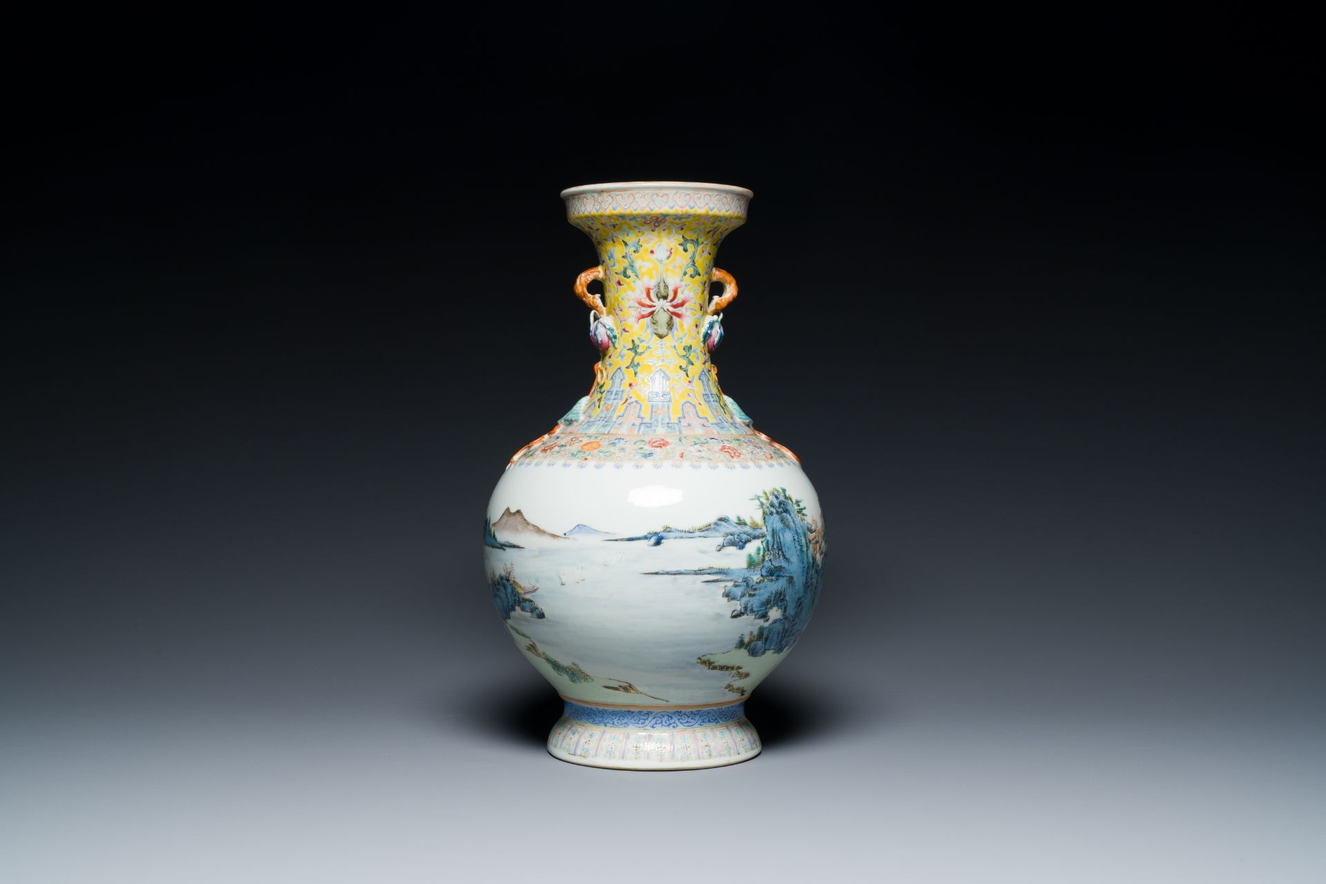 A Chinese famille rose vase with a mountainous landscape, Qianlong mark, Republic - Bild 3 aus 6