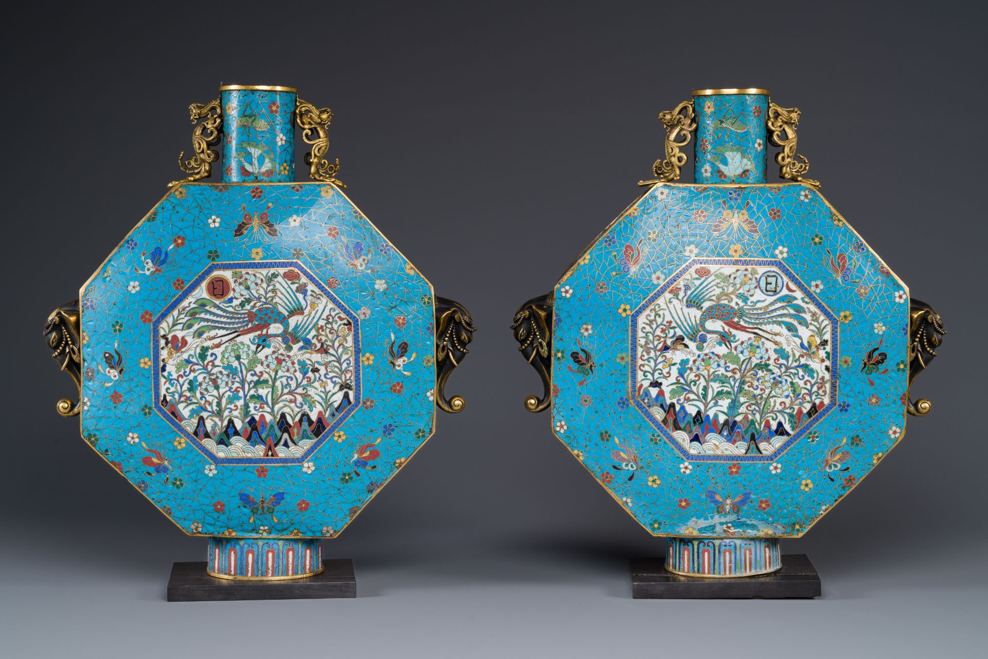 A pair of large Chinese octagonal cloisonne moonflasks, 'bianhu', Qianlong/Jiaqing - Bild 4 aus 7