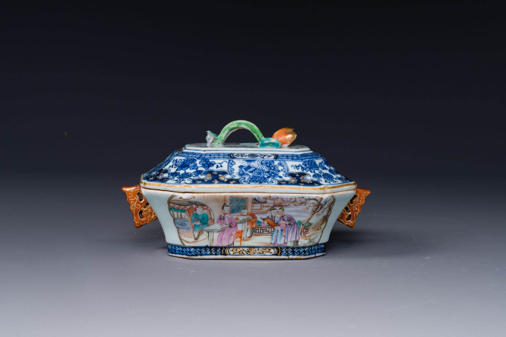 A Chinese Canton famille rose 'mandarin subject' tureen and cover on stand and a teapot and cover, Q - Bild 3 aus 14