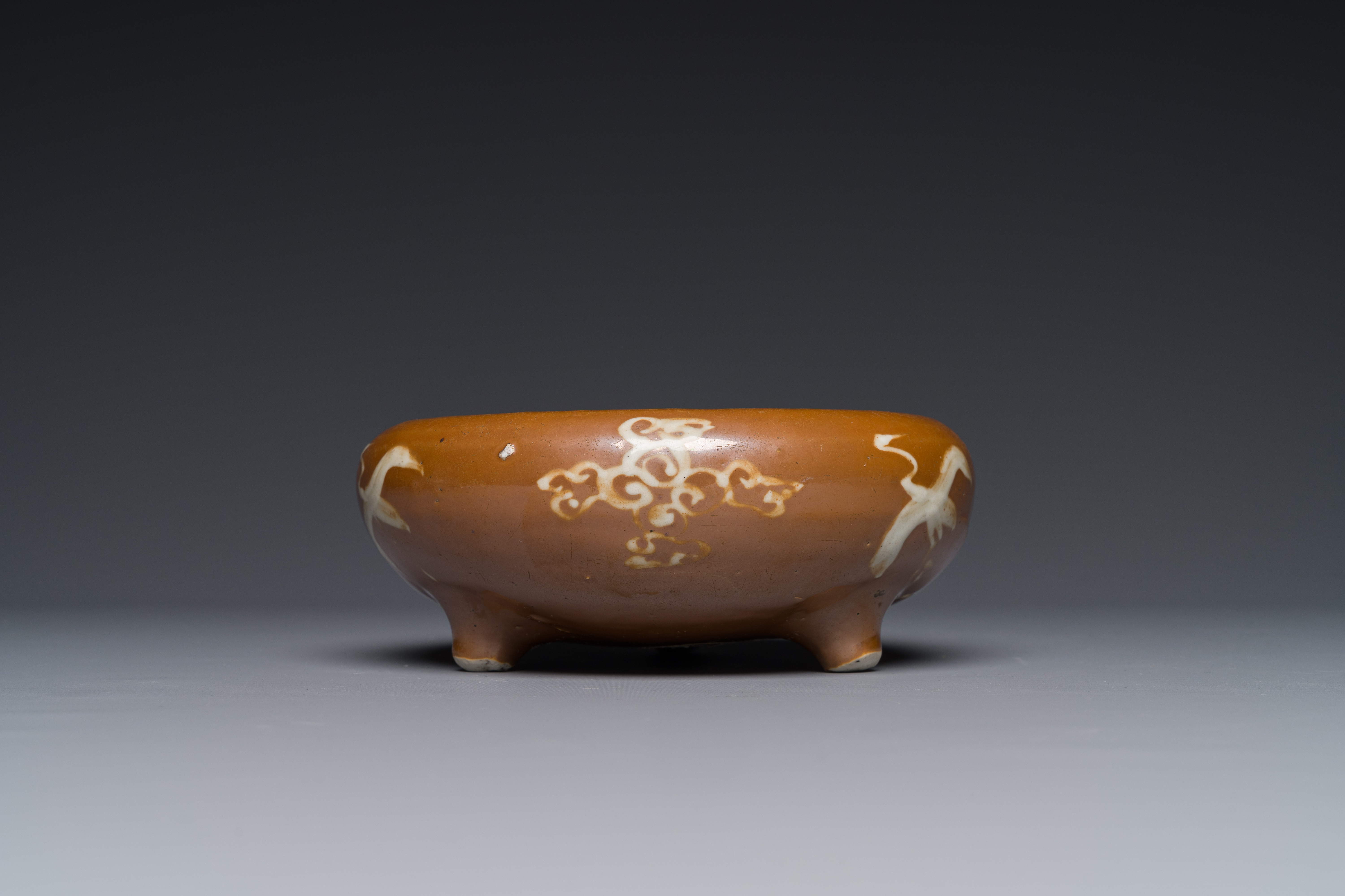 A rare Chinese Swatow slip-decorated brown-glazed tripod censer with cranes, Ming - Image 5 of 7