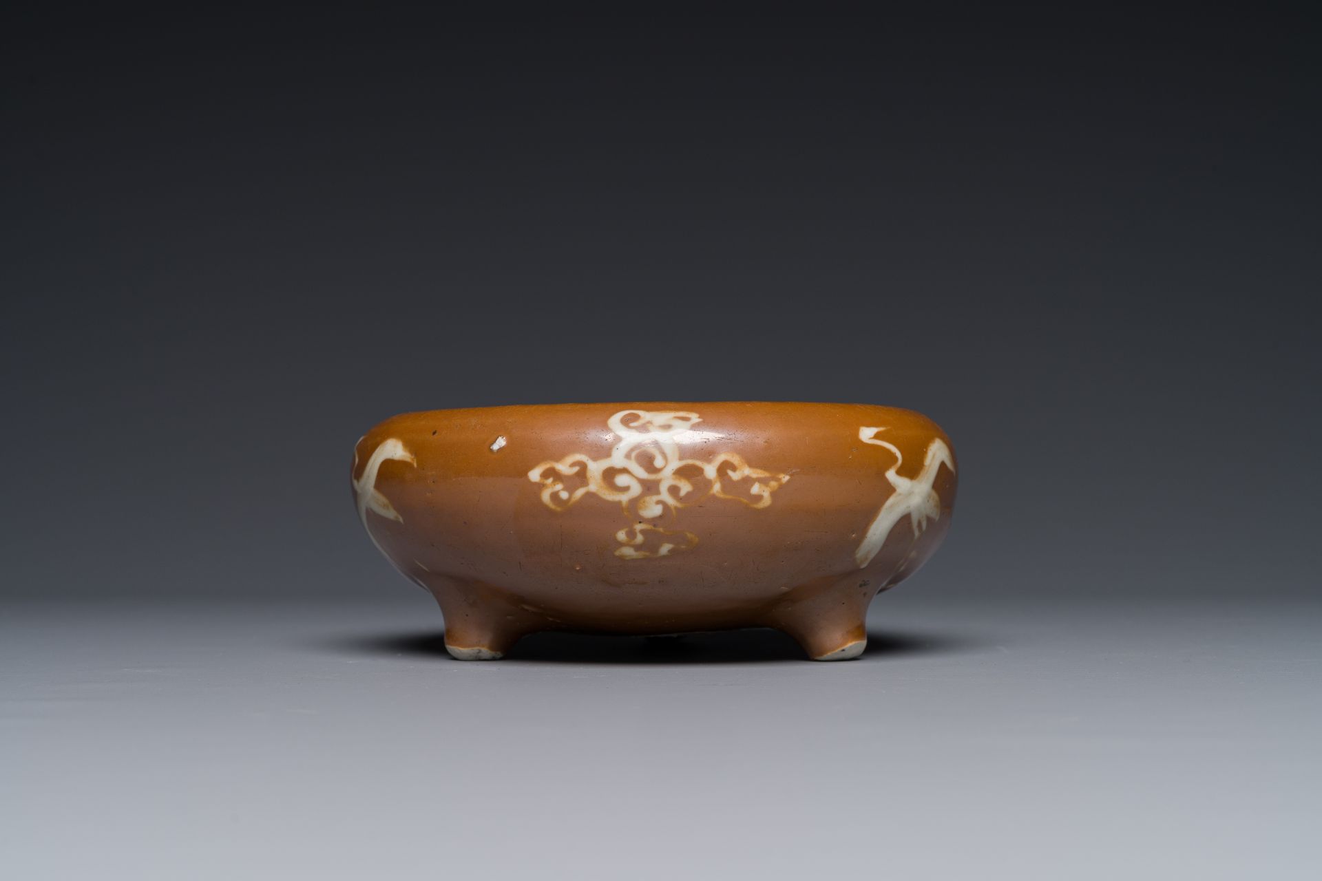 A rare Chinese Swatow slip-decorated brown-glazed tripod censer with cranes, Ming - Image 5 of 7