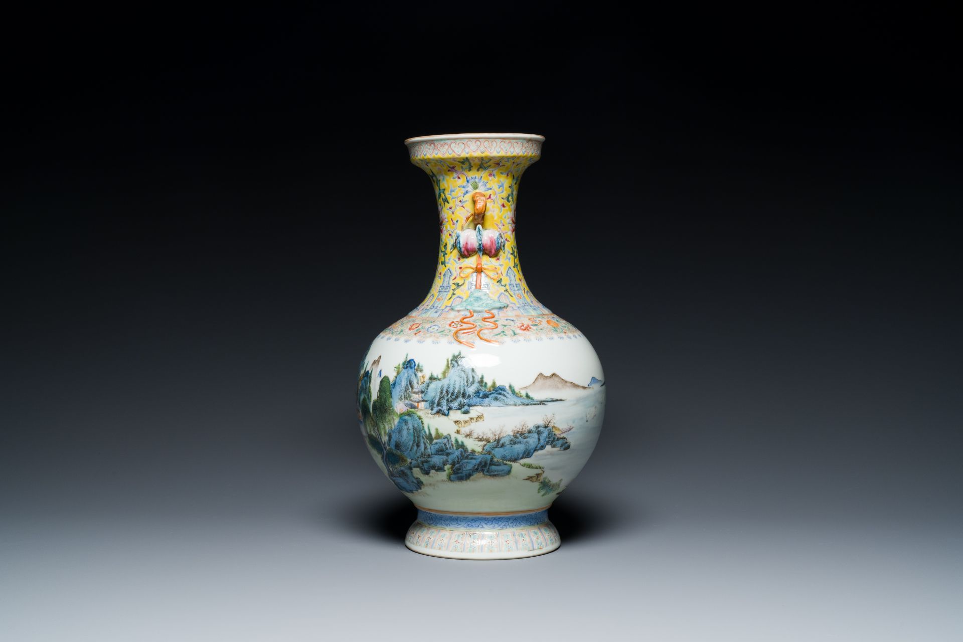 A Chinese famille rose vase with a mountainous landscape, Qianlong mark, Republic - Bild 4 aus 6