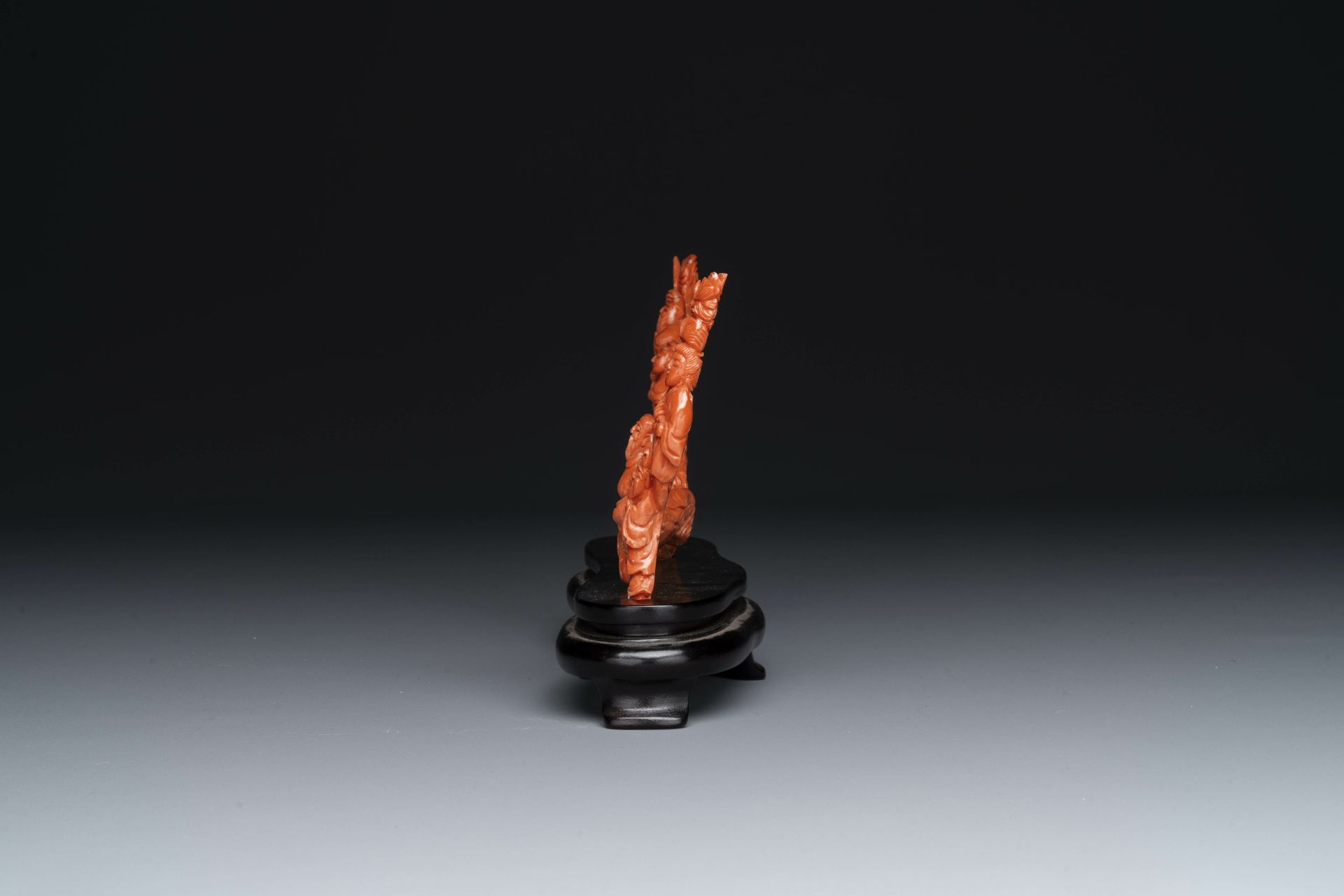 A Chinese red coral 'Eight Immortals' group on wooden stand, 19/20th C. - Bild 2 aus 6