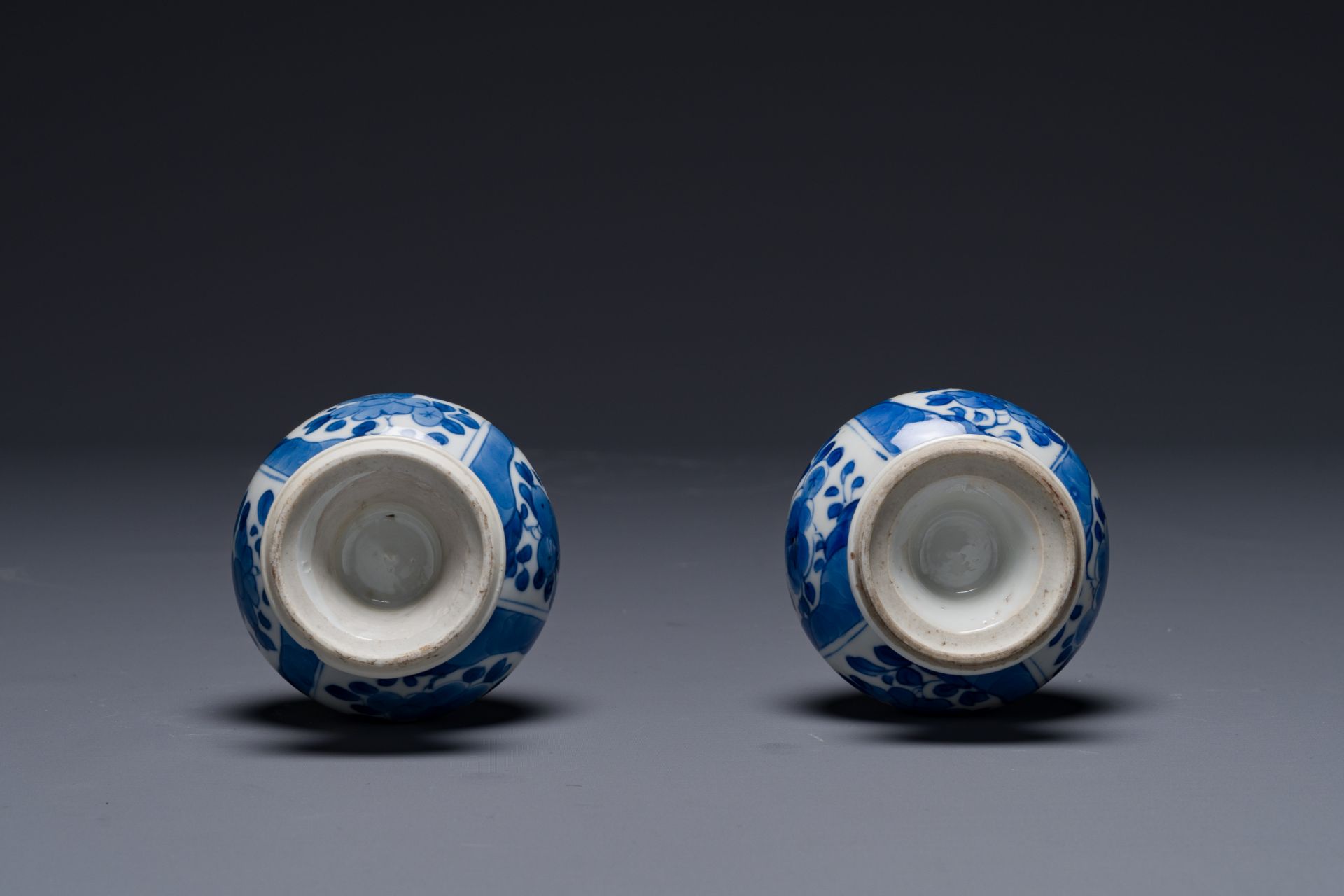 A pair of Chinese blue and white rosewater sprinklers for the Islamic market, Kangxi - Bild 5 aus 5