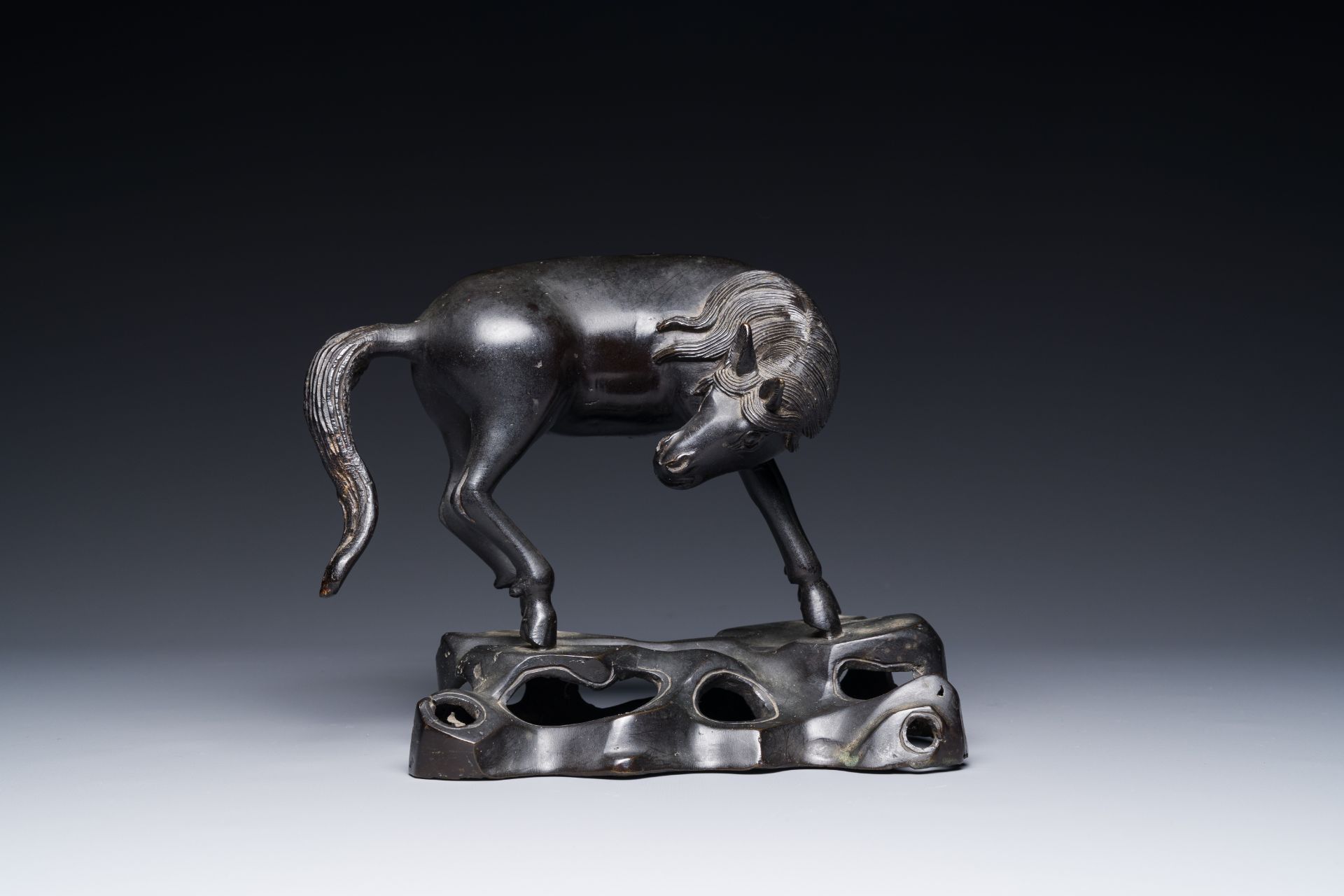 A rare Chinese bronze sculpture of a horse, Ming - Image 2 of 7