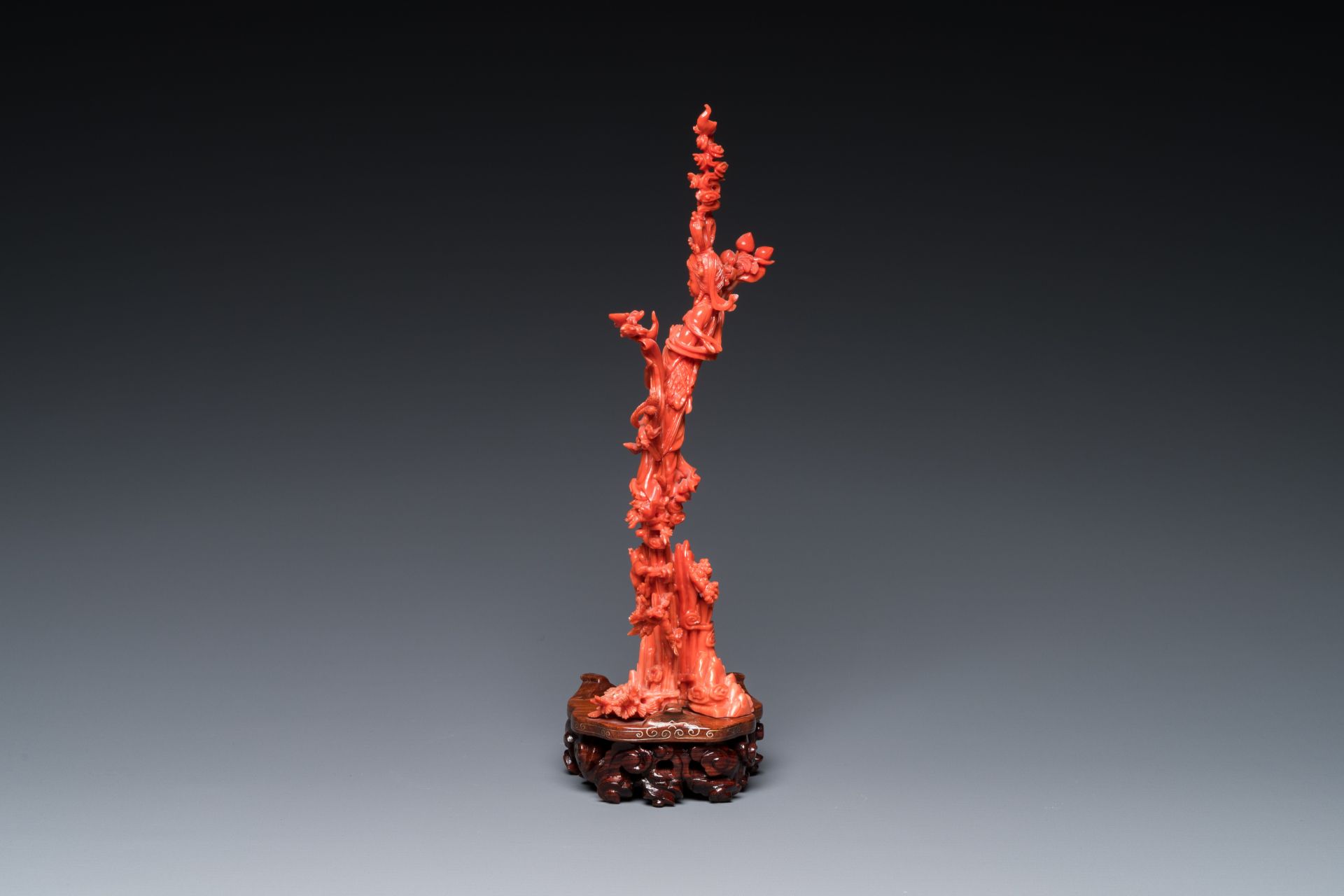 A Chinese red coral sculpture of Xiwangmu standing on a rock, 19/20th C. - Bild 5 aus 7