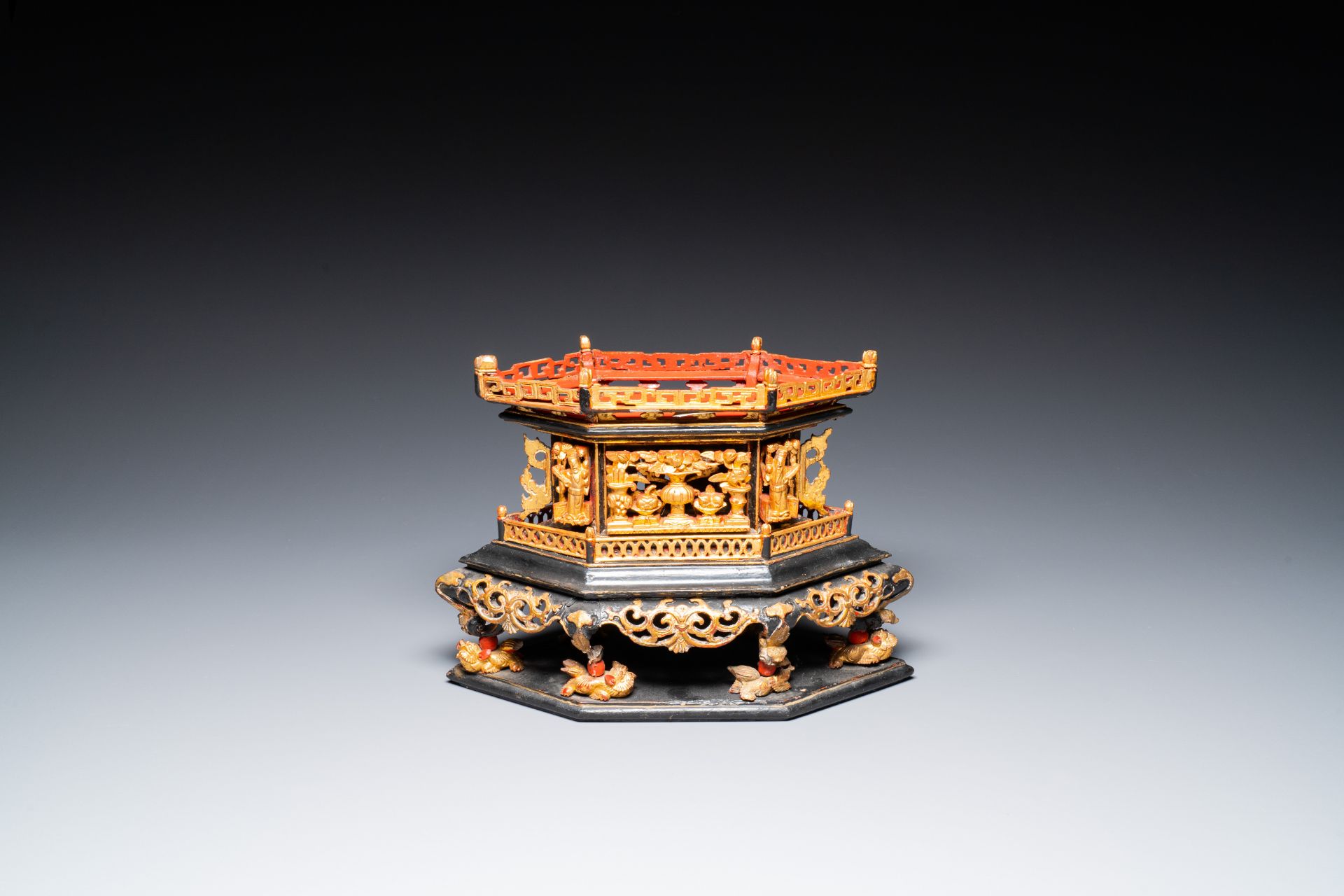 A Chinese gilt lacquer altar piece or 'chanab' for the Straits or Peranakan market, 19/20th C. - Bild 7 aus 13