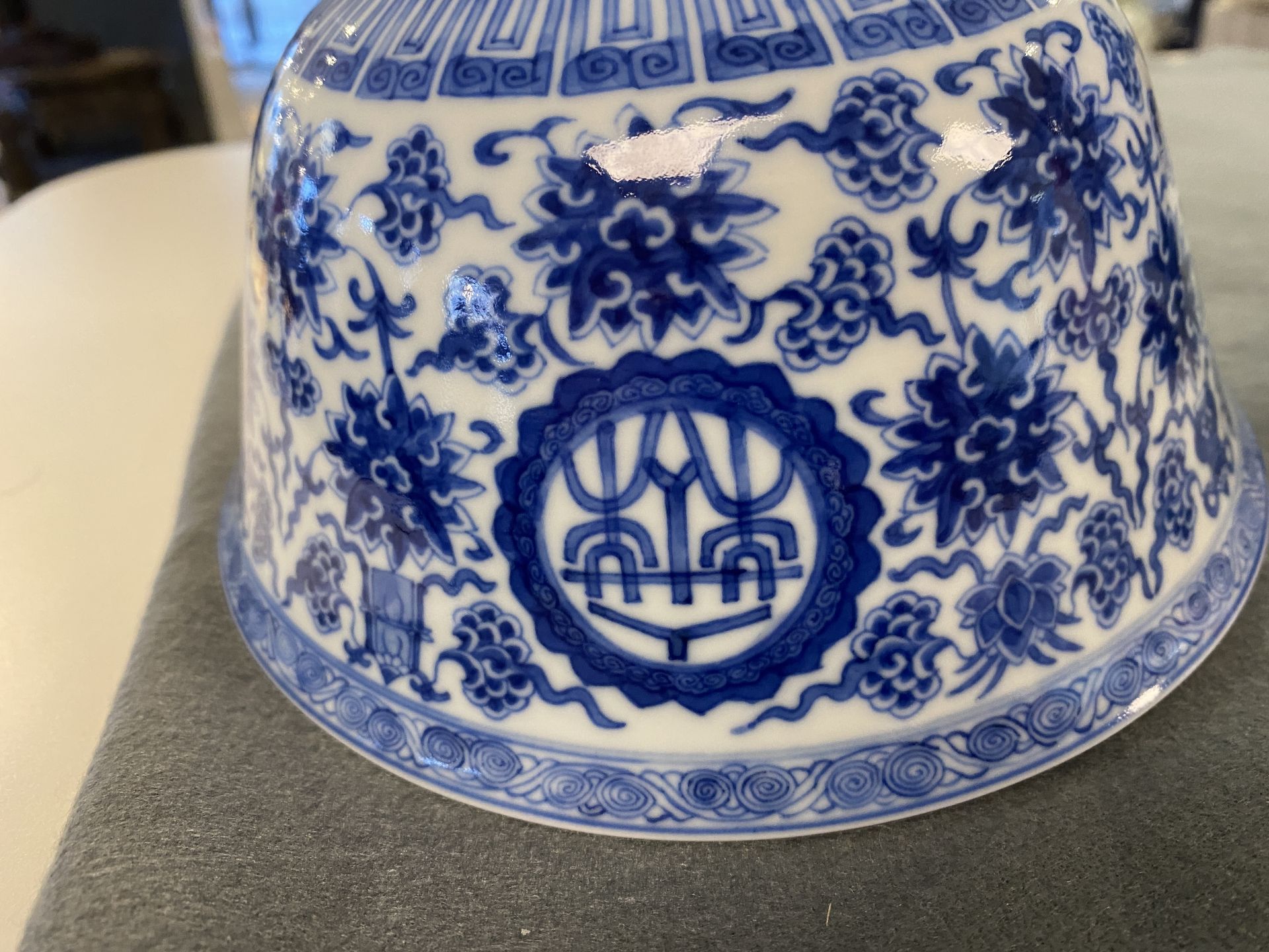 A pair of Chinese blue and white 'wan shou wu jiang' bowls, Qianlong mark and of the period - Bild 16 aus 40