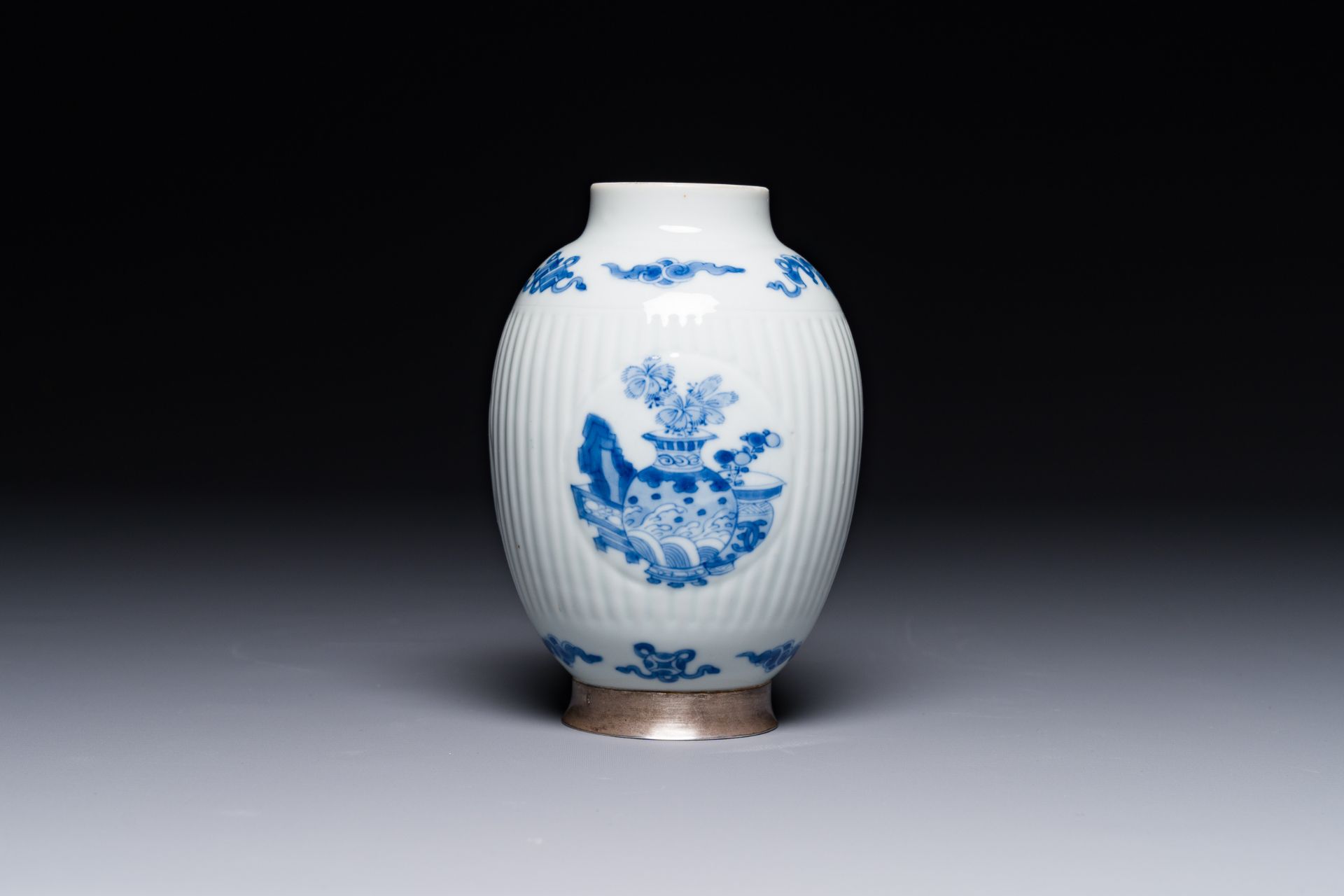 A fine Chinese blue and white silver mounted jar, signed Bo Gu Zhai åšå¤æ–Ž, Jiajing mark, Kangxi - Image 3 of 6