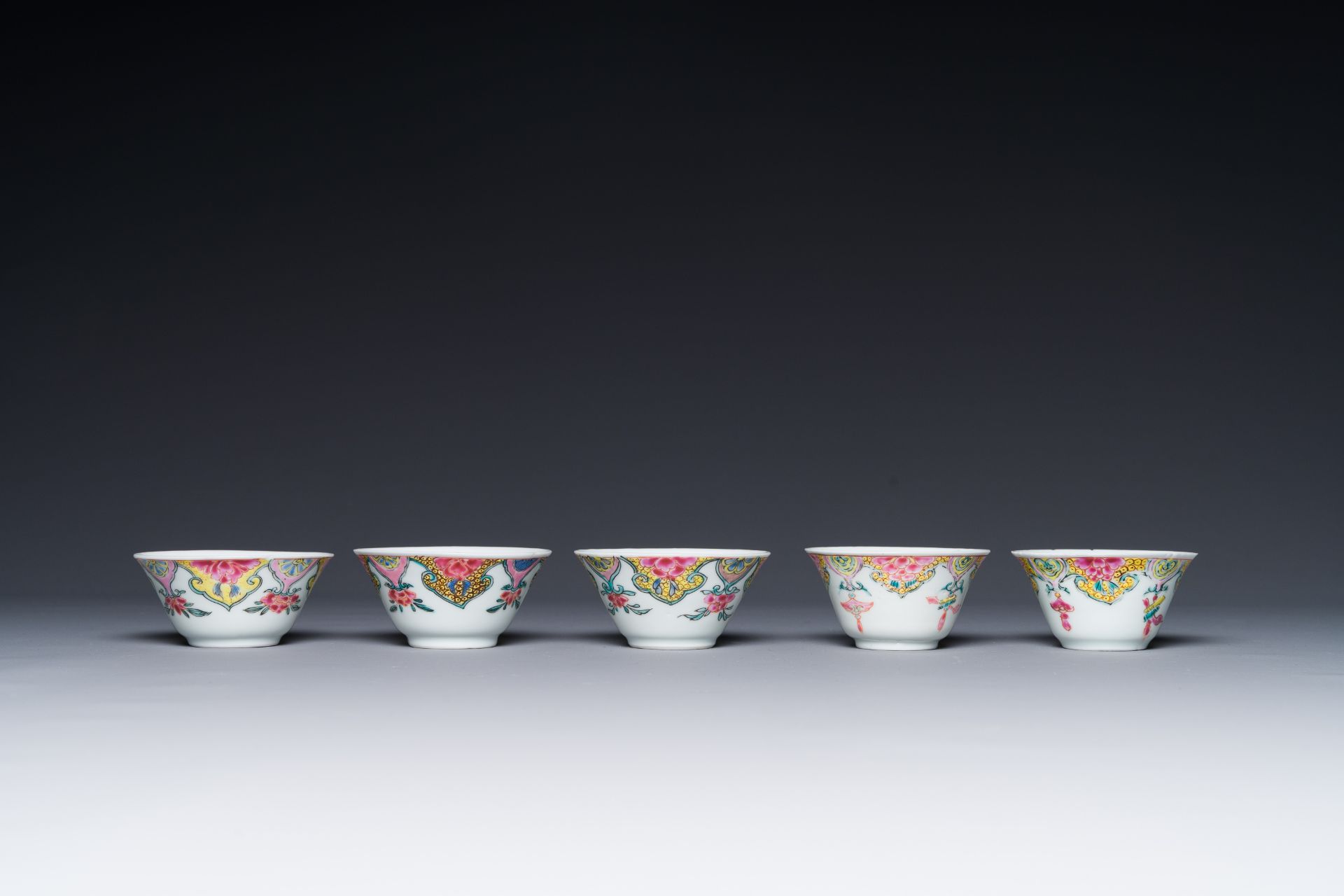 Five Chinese famille rose cups and six saucers with floral decor, Yongzheng/Qianlong - Bild 4 aus 6