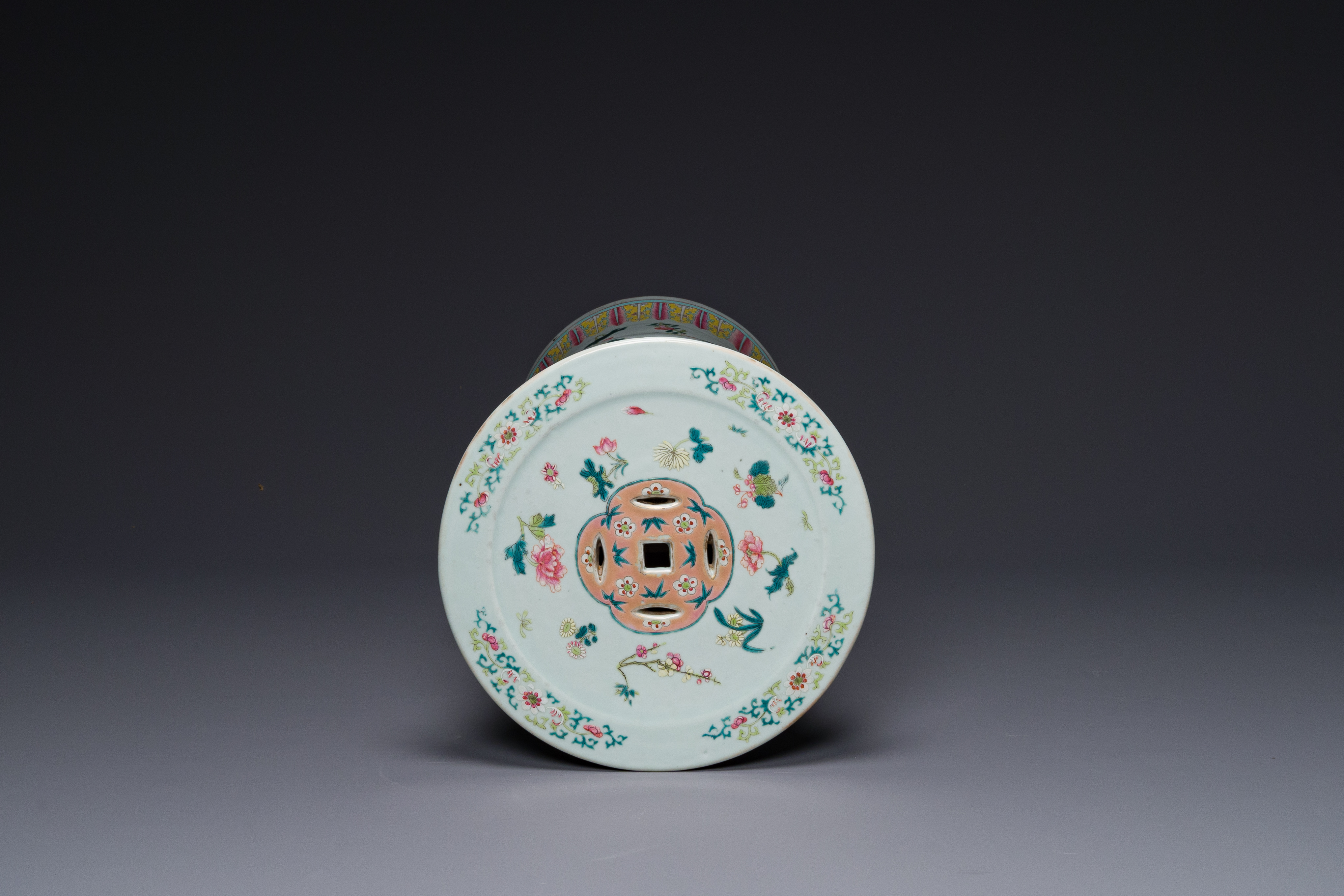 A Chinese famille rose pedestal stand with floral design, 19th C. - Image 5 of 6