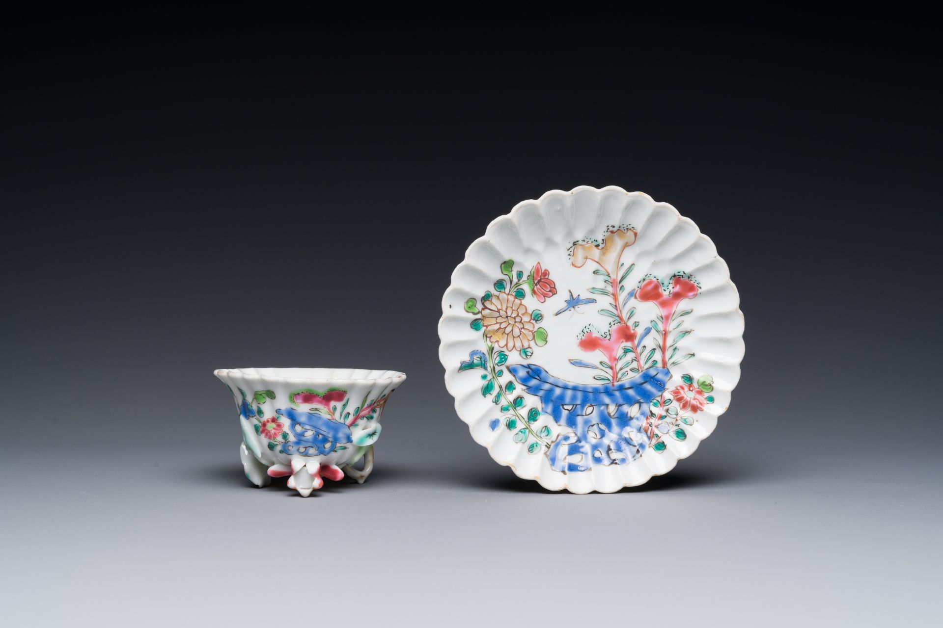 A Chinese famille rose relief-decorated cup and saucer, Yongzheng - Bild 2 aus 4