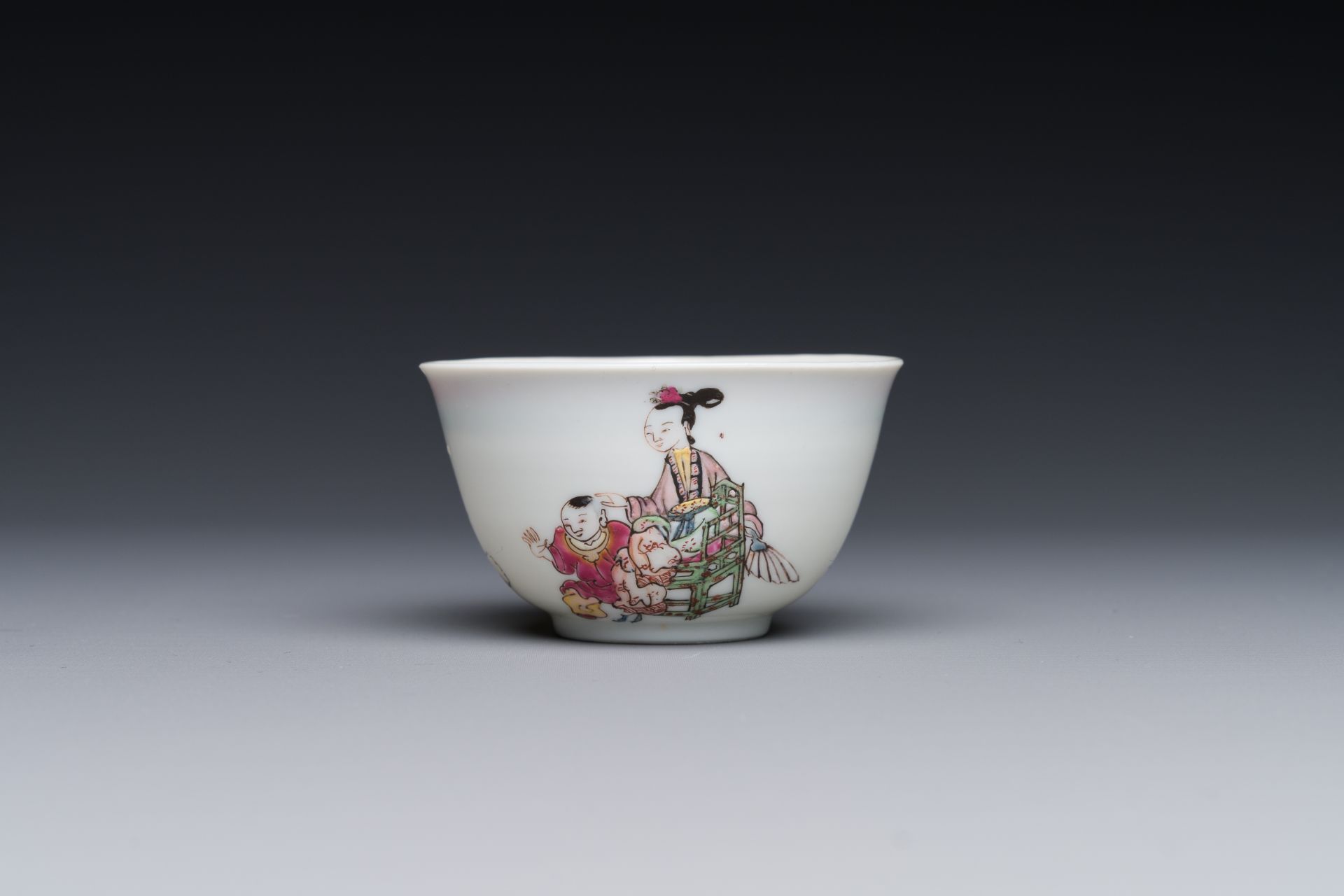 A Chinese famille rose cup and saucer with a court lady and a boy, Yongzheng - Bild 4 aus 6