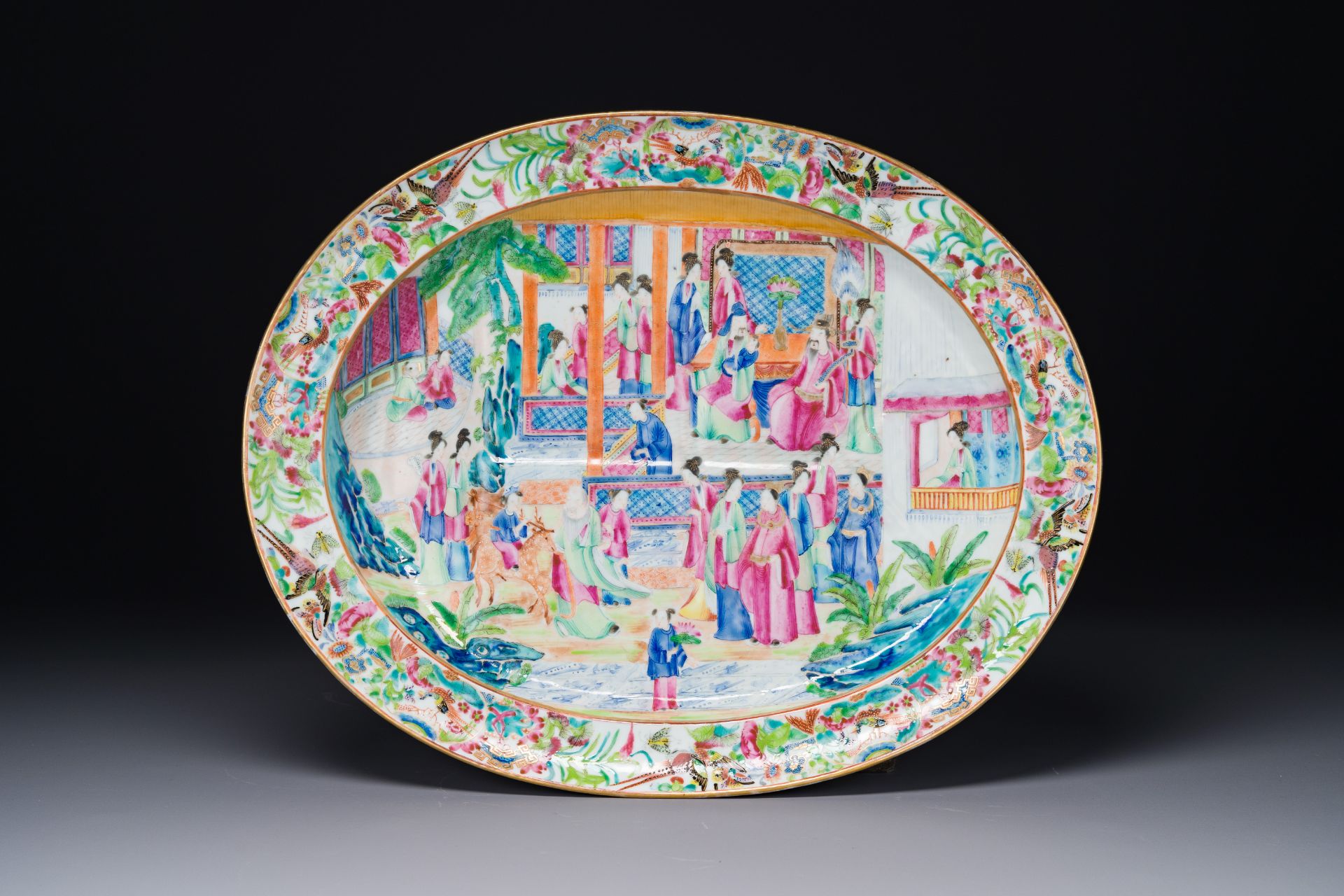 An ovale Chinese Canton famille rose dish with narrative design, 19th C.