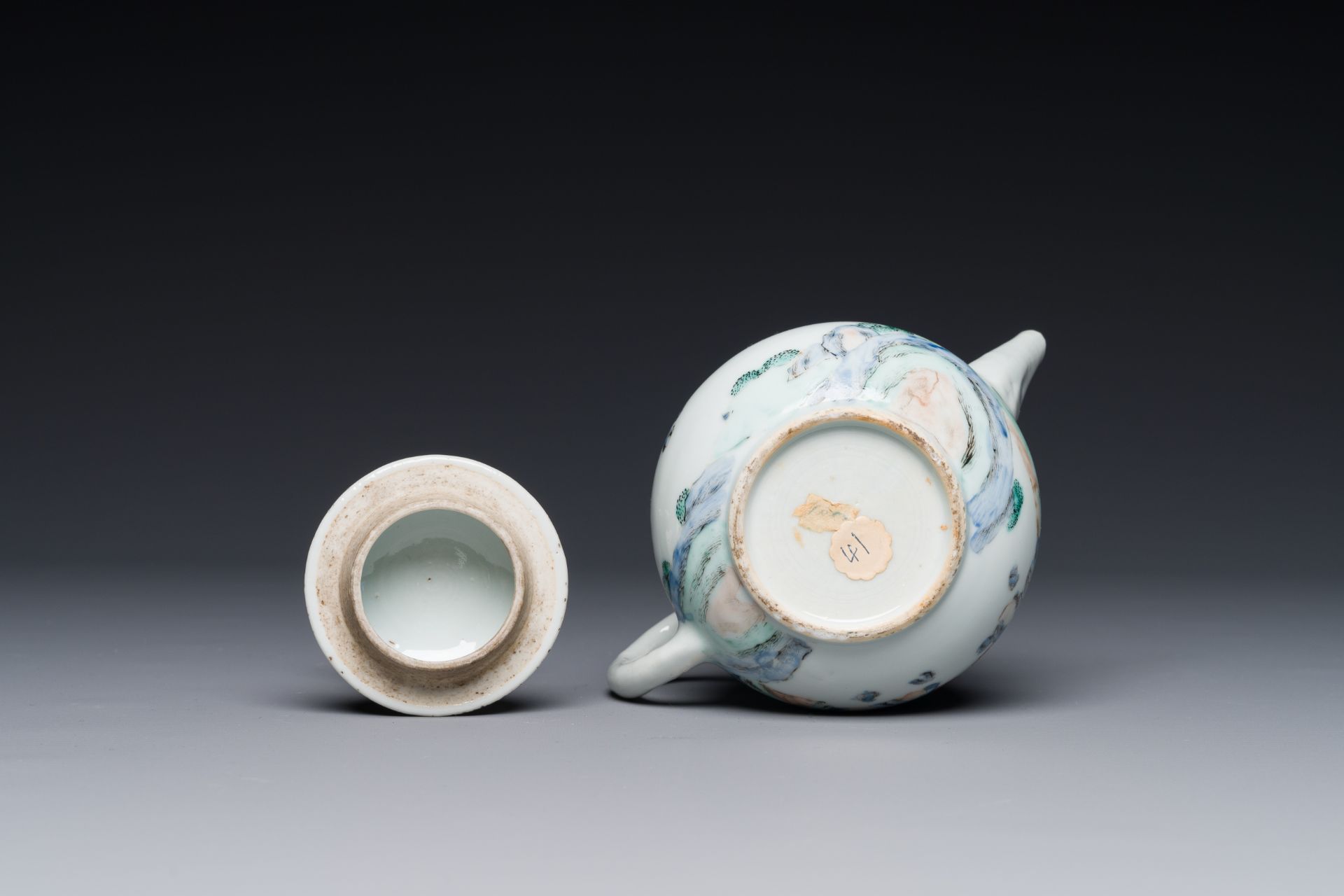 A Chinese famille rose teapot with landscape design, Yongzheng - Bild 3 aus 3