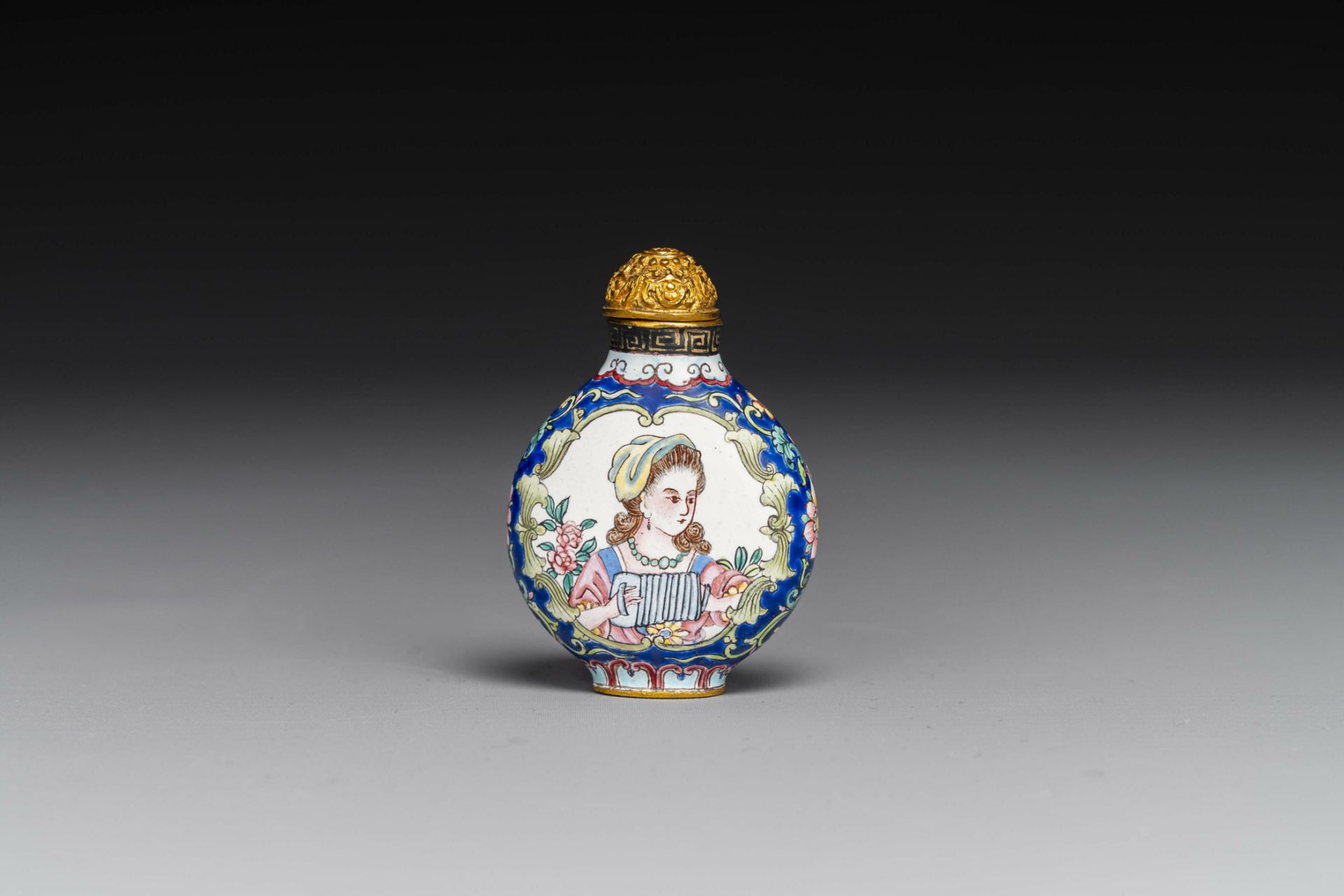 A Chinese Canton enamel snuff bottle with 'European scene', Qianlong mark, 19th C.