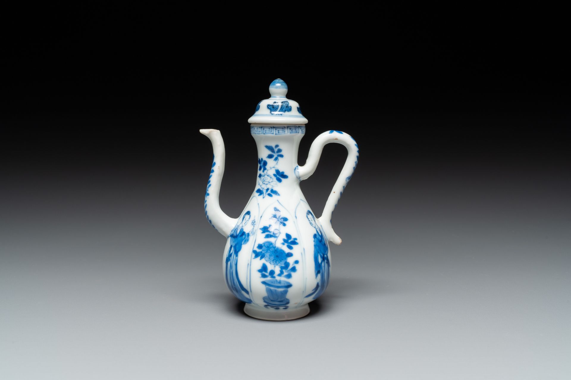 A Chinese blue and white 'Long Eliza' ewer and cover, jade mark, Kangxi - Image 3 of 8