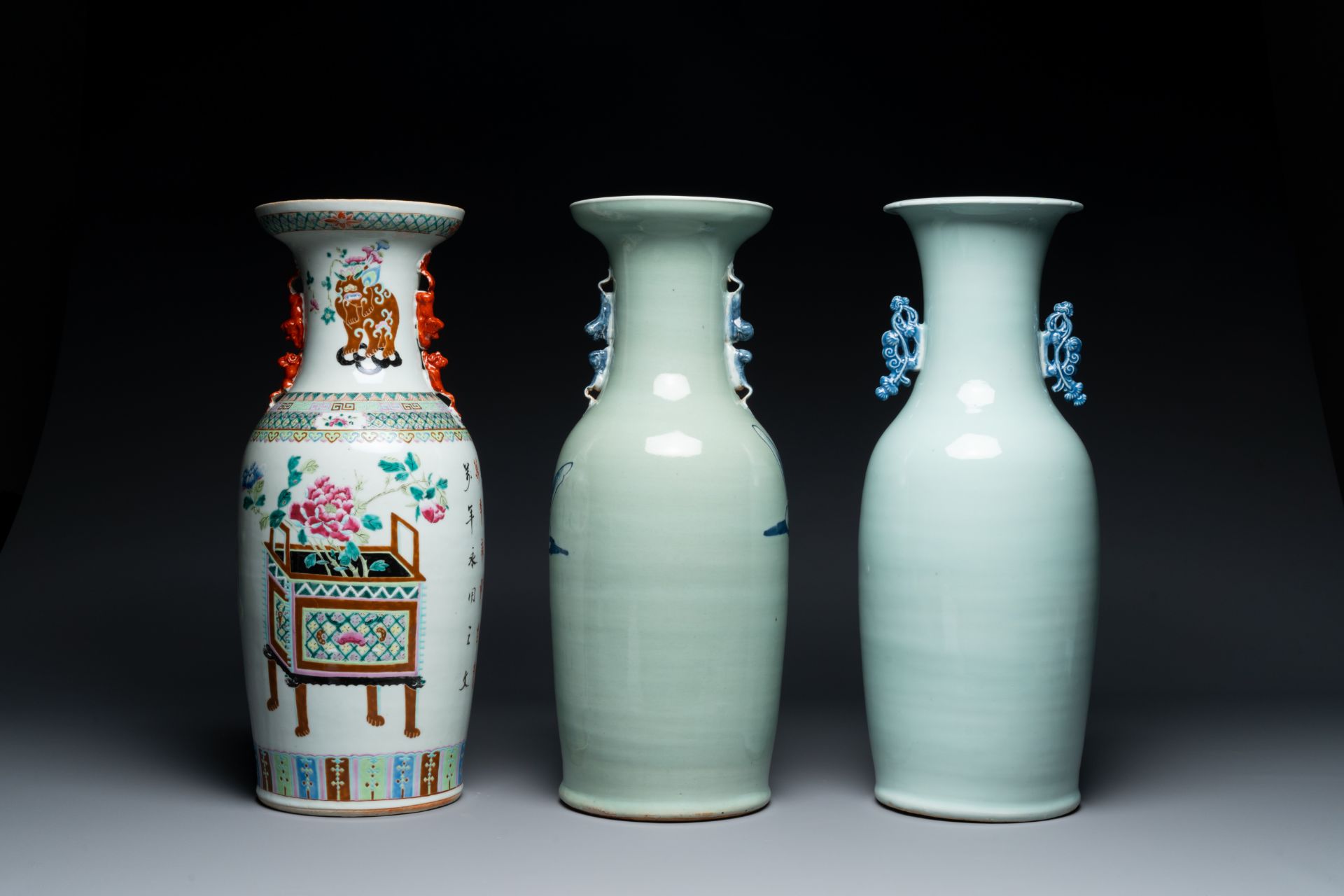 A Chinese famille rose vase and two celadon-ground blue and white vases, 19th C. - Bild 2 aus 4