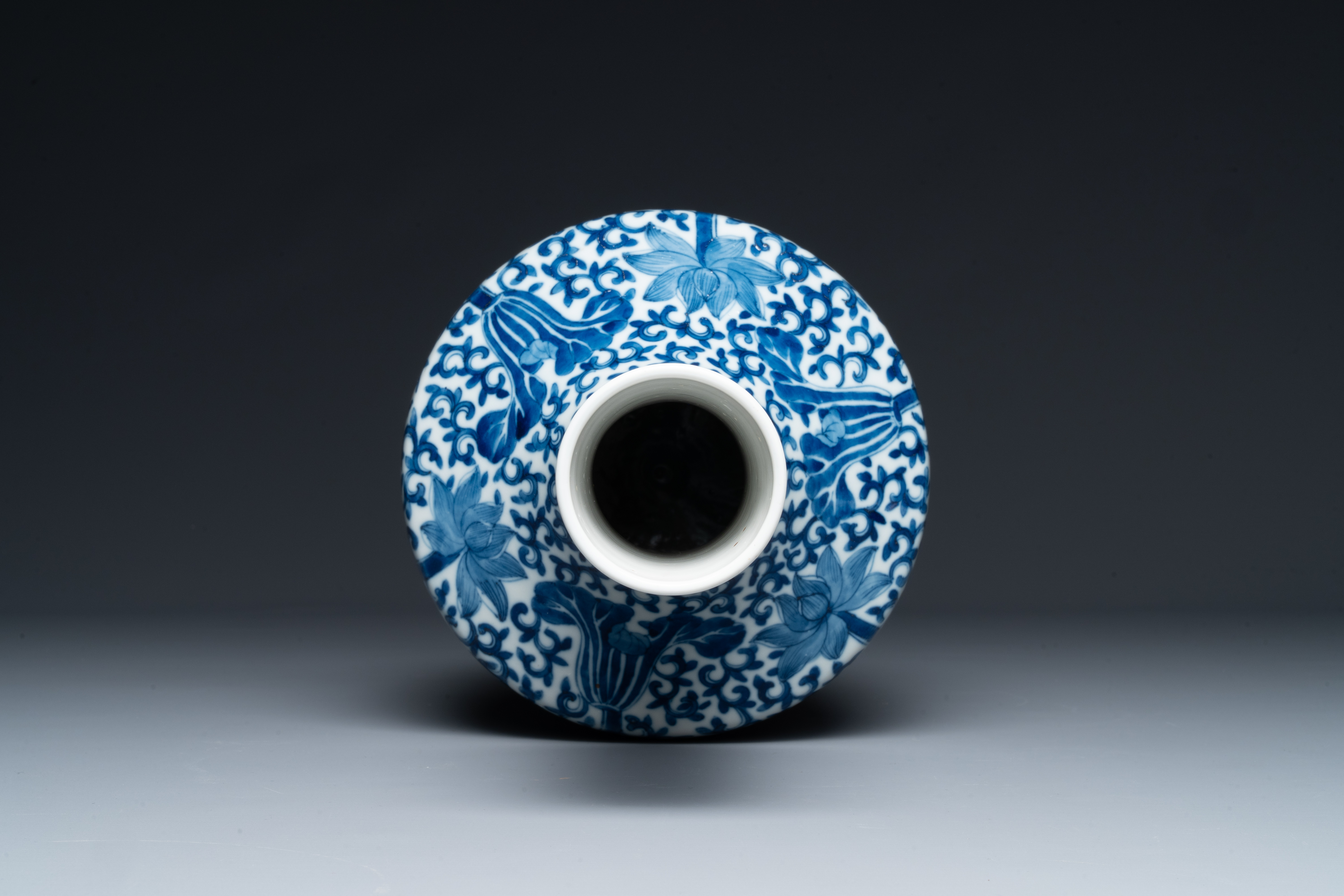 A Chinese blue and white bottle-shaped 'lotus scroll' vase and a pair of square famille verte flasks - Image 8 of 9