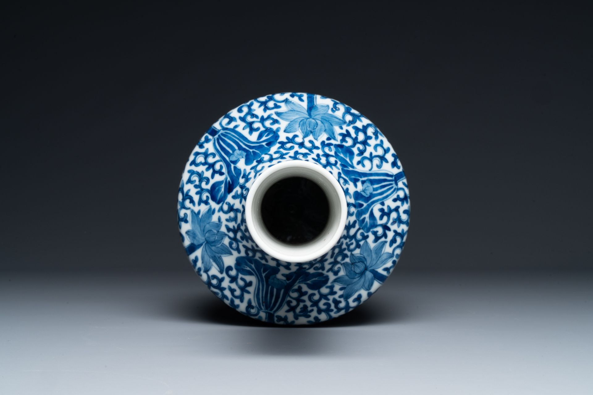 A Chinese blue and white bottle-shaped 'lotus scroll' vase and a pair of square famille verte flasks - Bild 8 aus 9