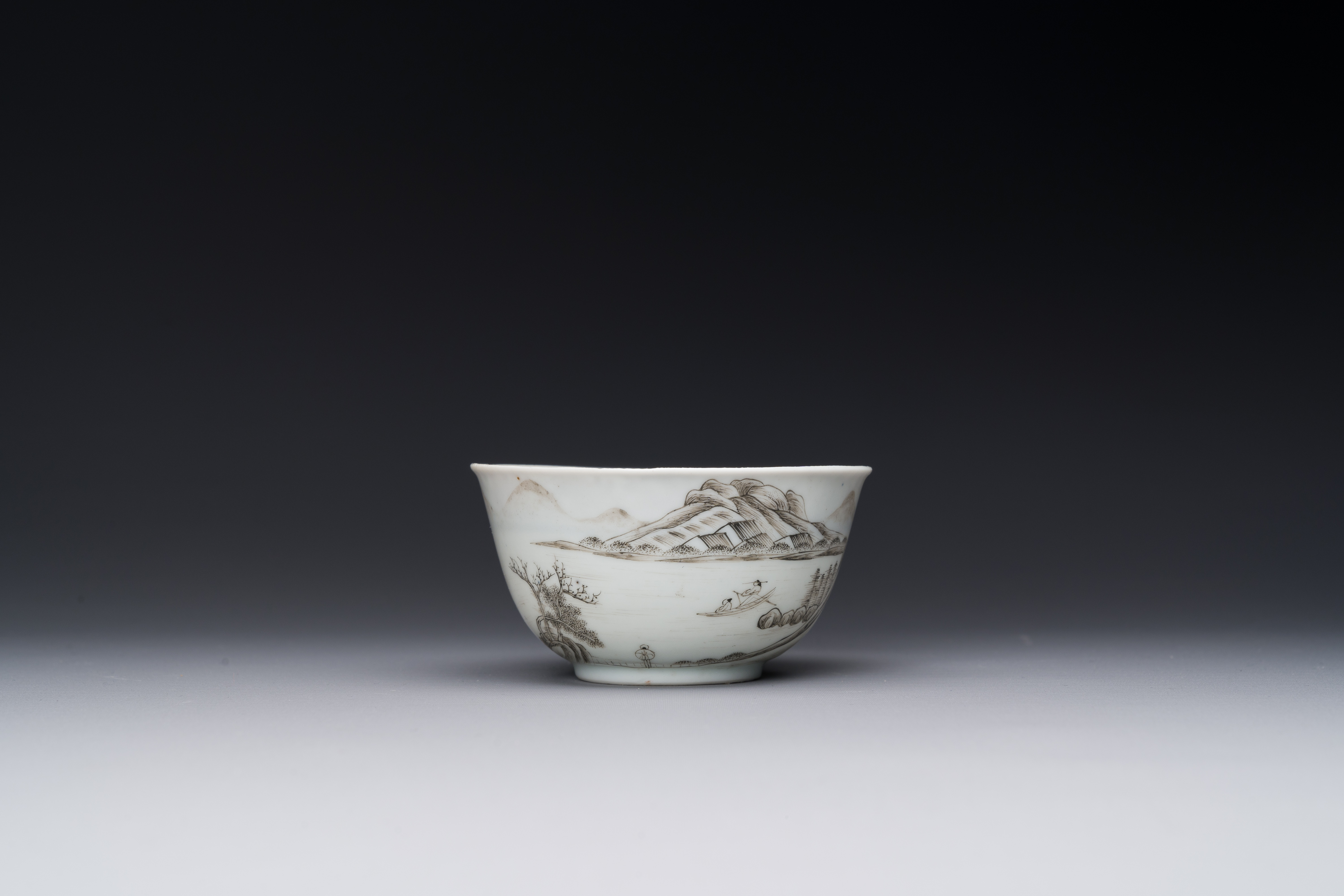 A fine Chinese grisaille and gilt cup with mountainous landscape design, Yongzheng - Image 5 of 7