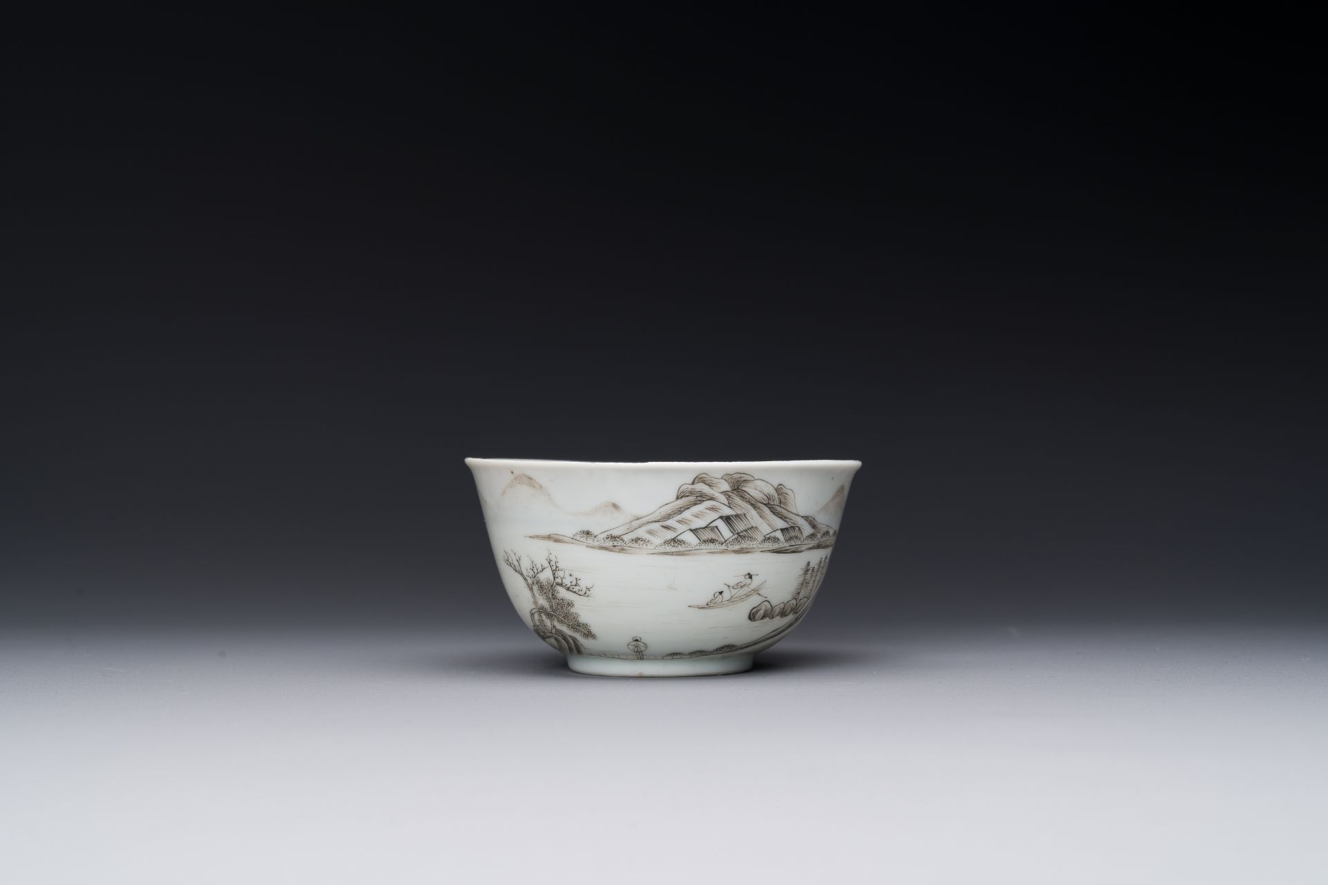 A fine Chinese grisaille and gilt cup with mountainous landscape design, Yongzheng - Bild 5 aus 7