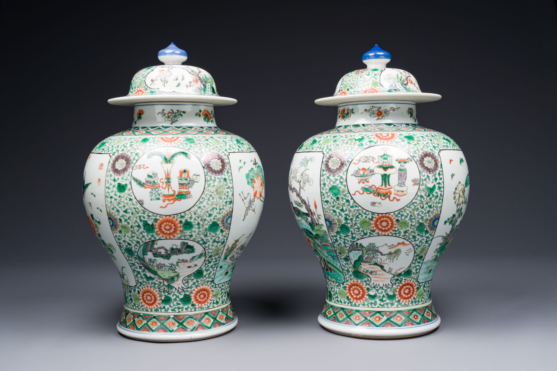 A pair of Chinese famille verte 'bird and flower' vases and covers, Kangxi mark, 19th C. - Bild 2 aus 8