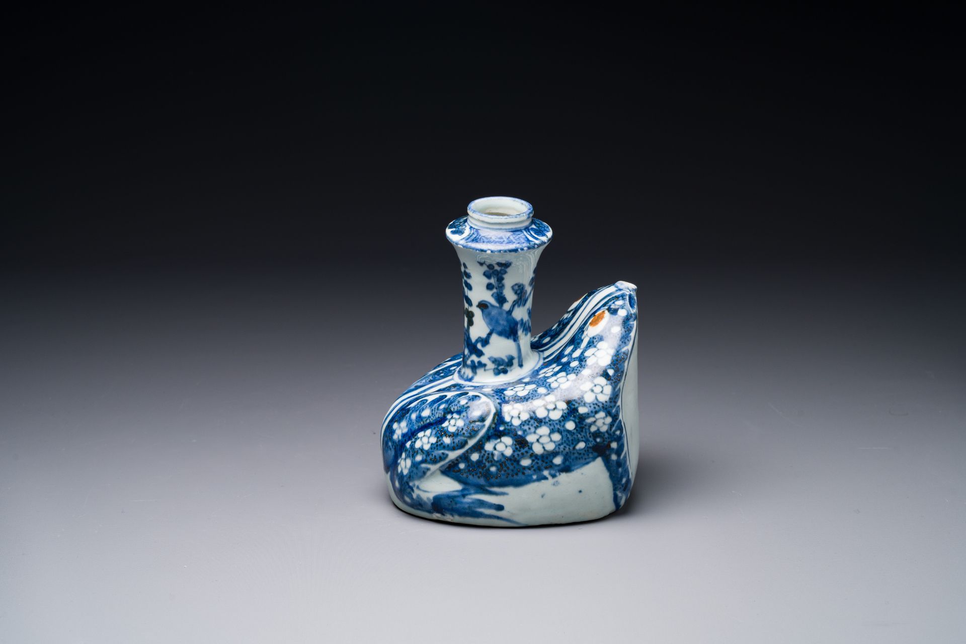 A Chinese blue and white 'frog' kendi, Wanli - Image 4 of 6