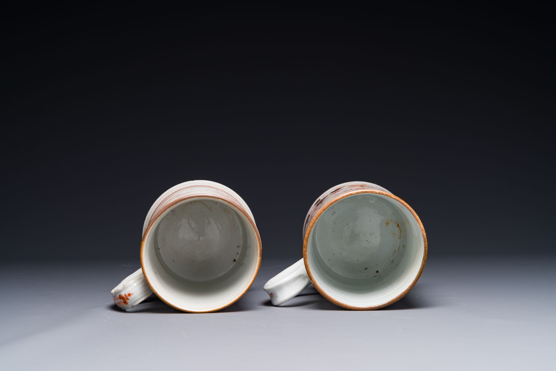 Two Chinese iron-red-decorated and gilded mugs, Yongzheng/Qianlong - Image 4 of 4