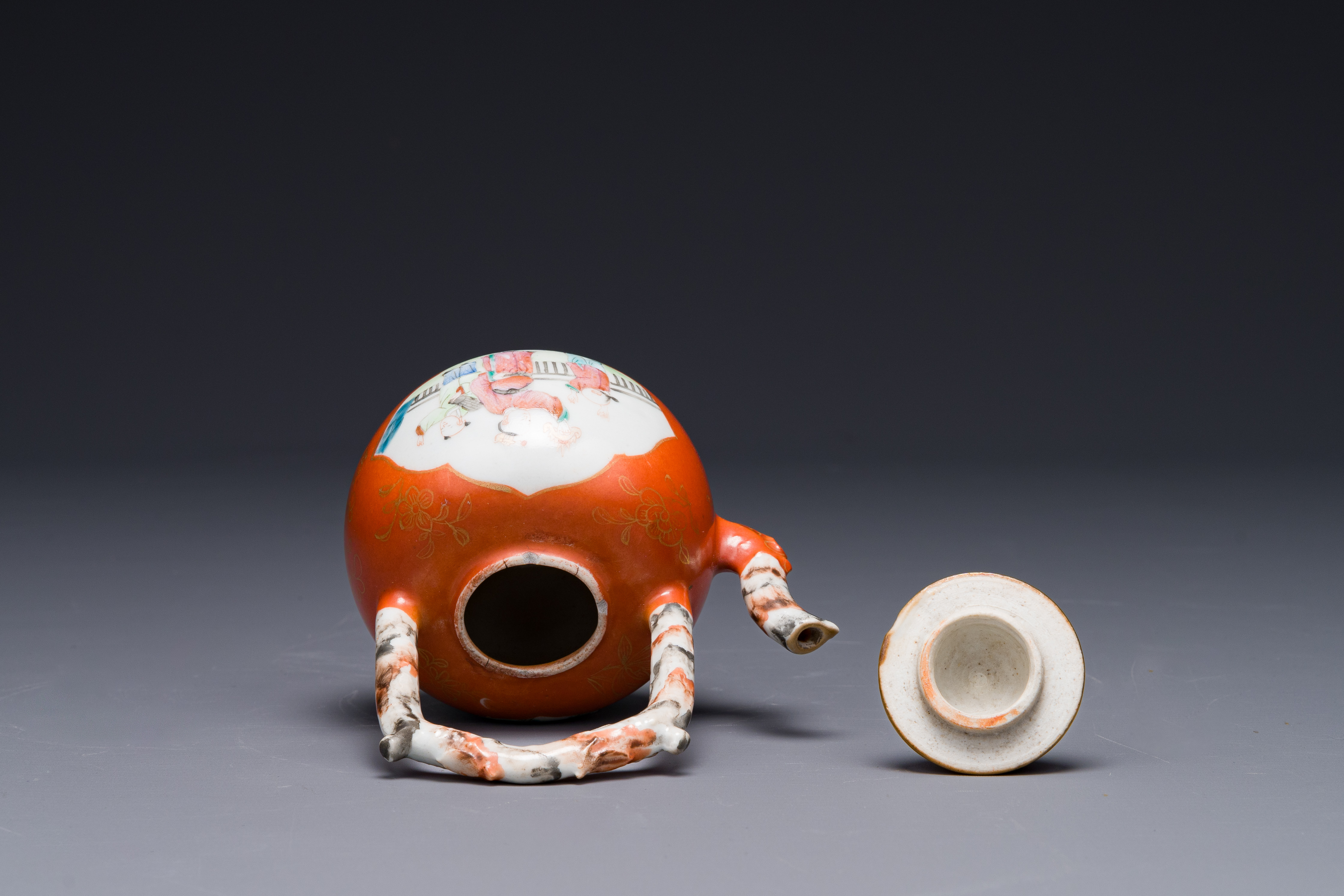 A Chinese famille rose coral-red-ground teapot with 'faux marbre' spout and handle, Jiaqing - Image 5 of 6